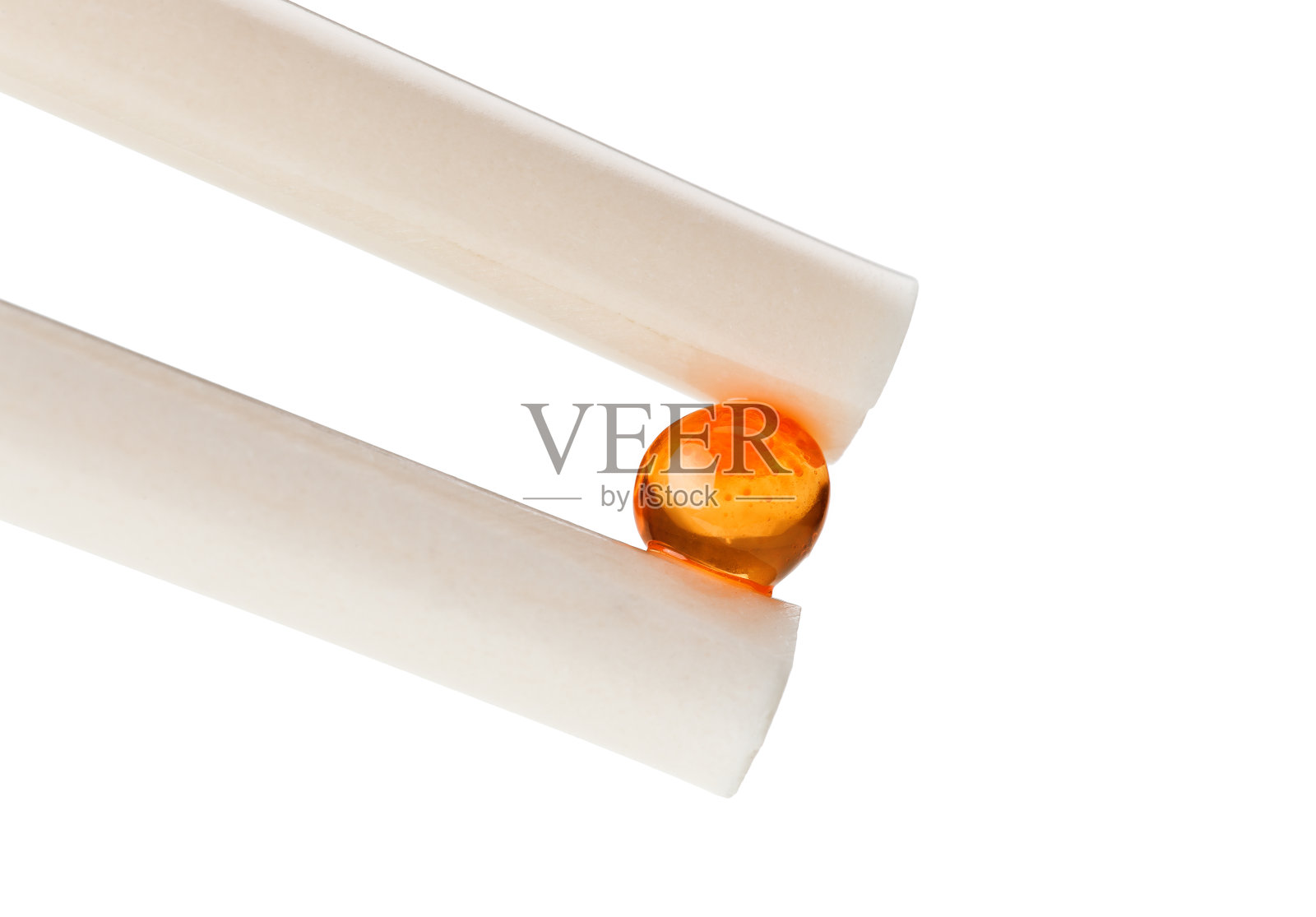 用筷子夹一个红色的三文鱼鱼子酱球照片摄影图片