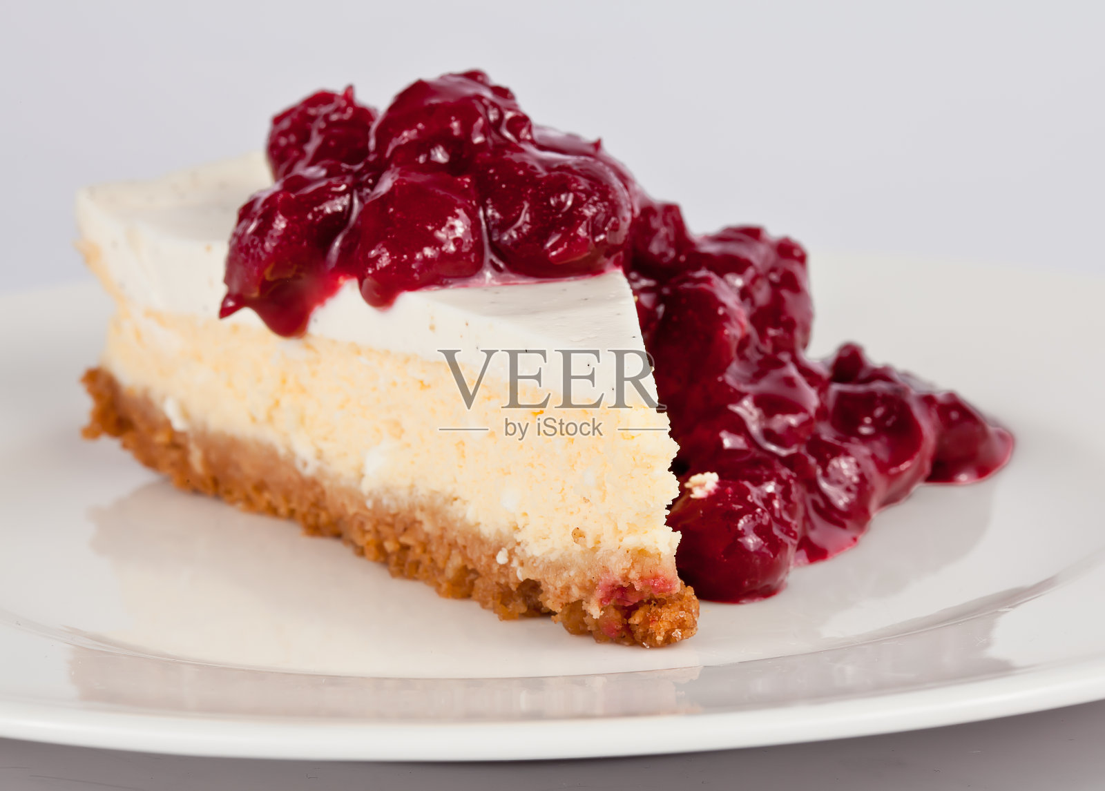 上面有樱桃酱的芝士蛋糕照片摄影图片