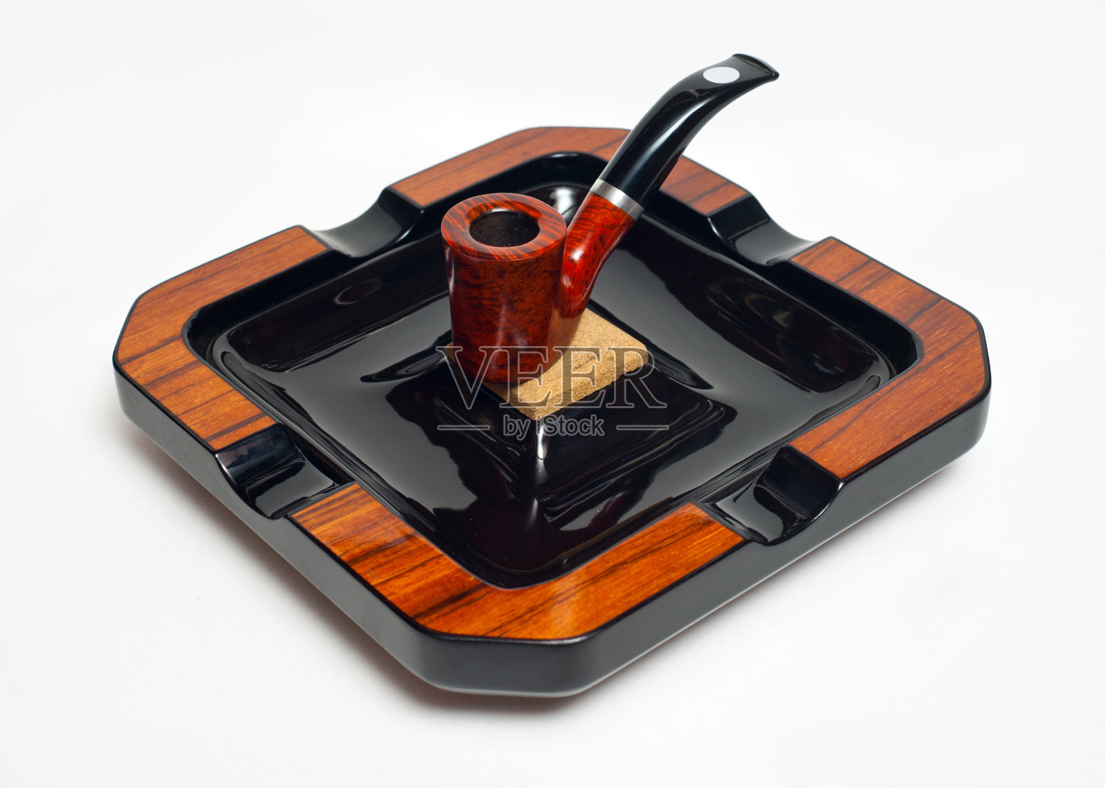 管道和烟灰缸照片摄影图片