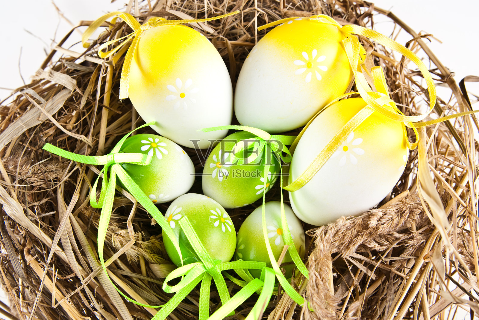 在巢中的复活节彩蛋照片摄影图片
