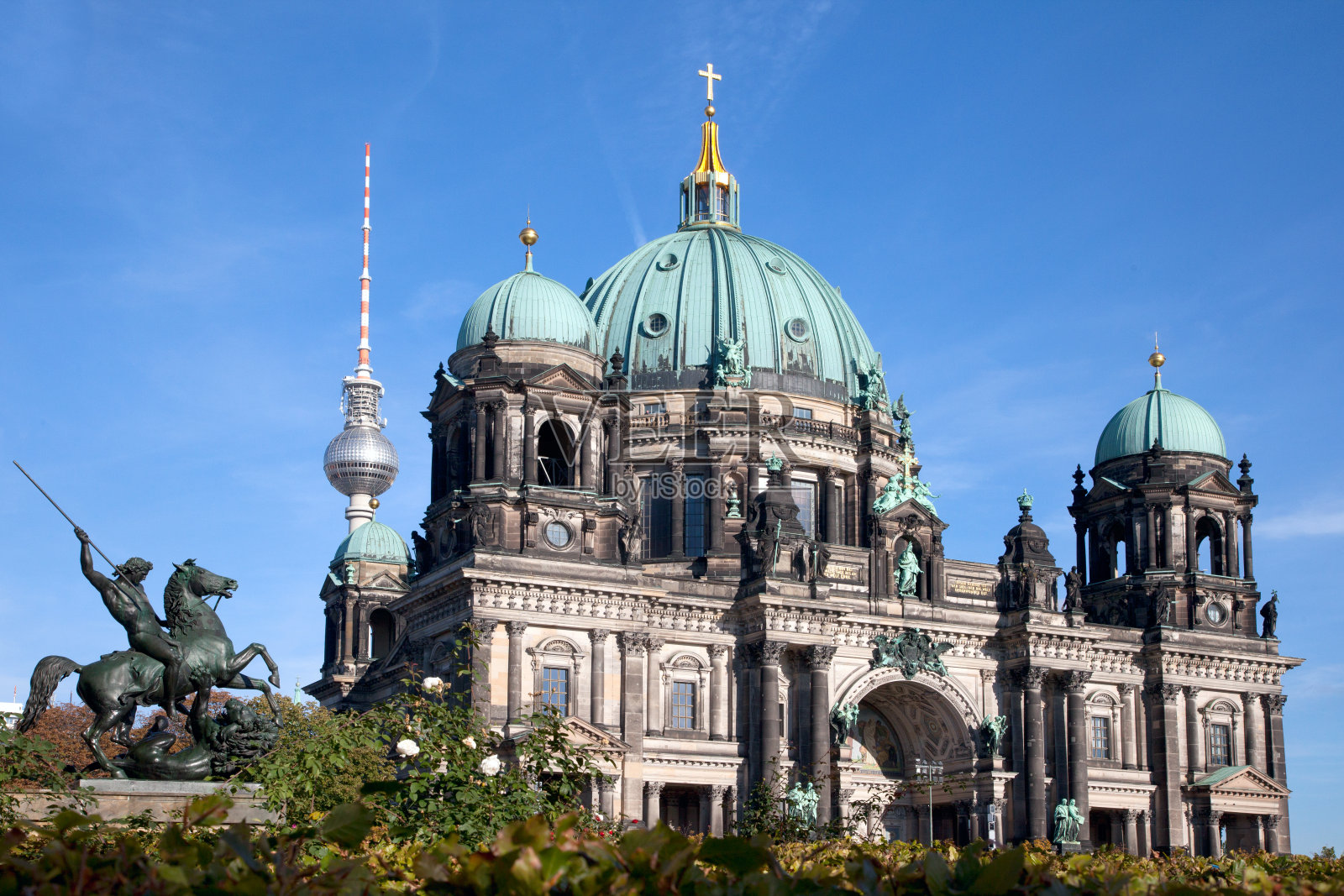 柏林大教堂和亚历山大广场上的电视塔照片摄影图片