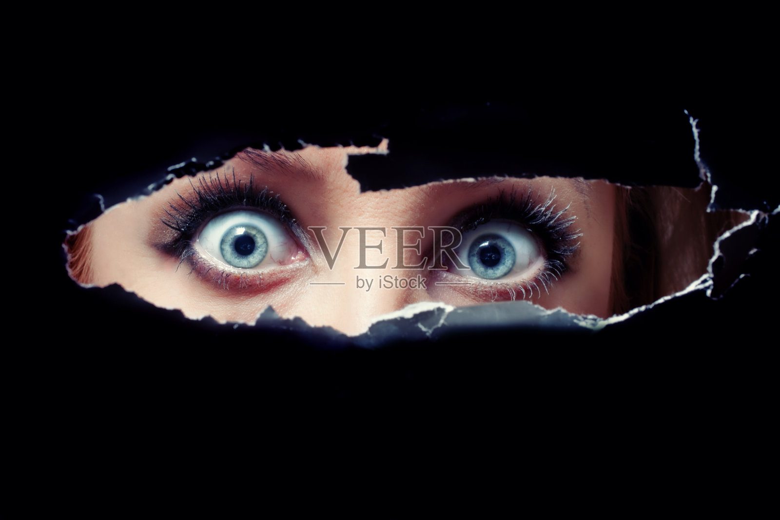 女人的蓝眼睛在窥视照片摄影图片