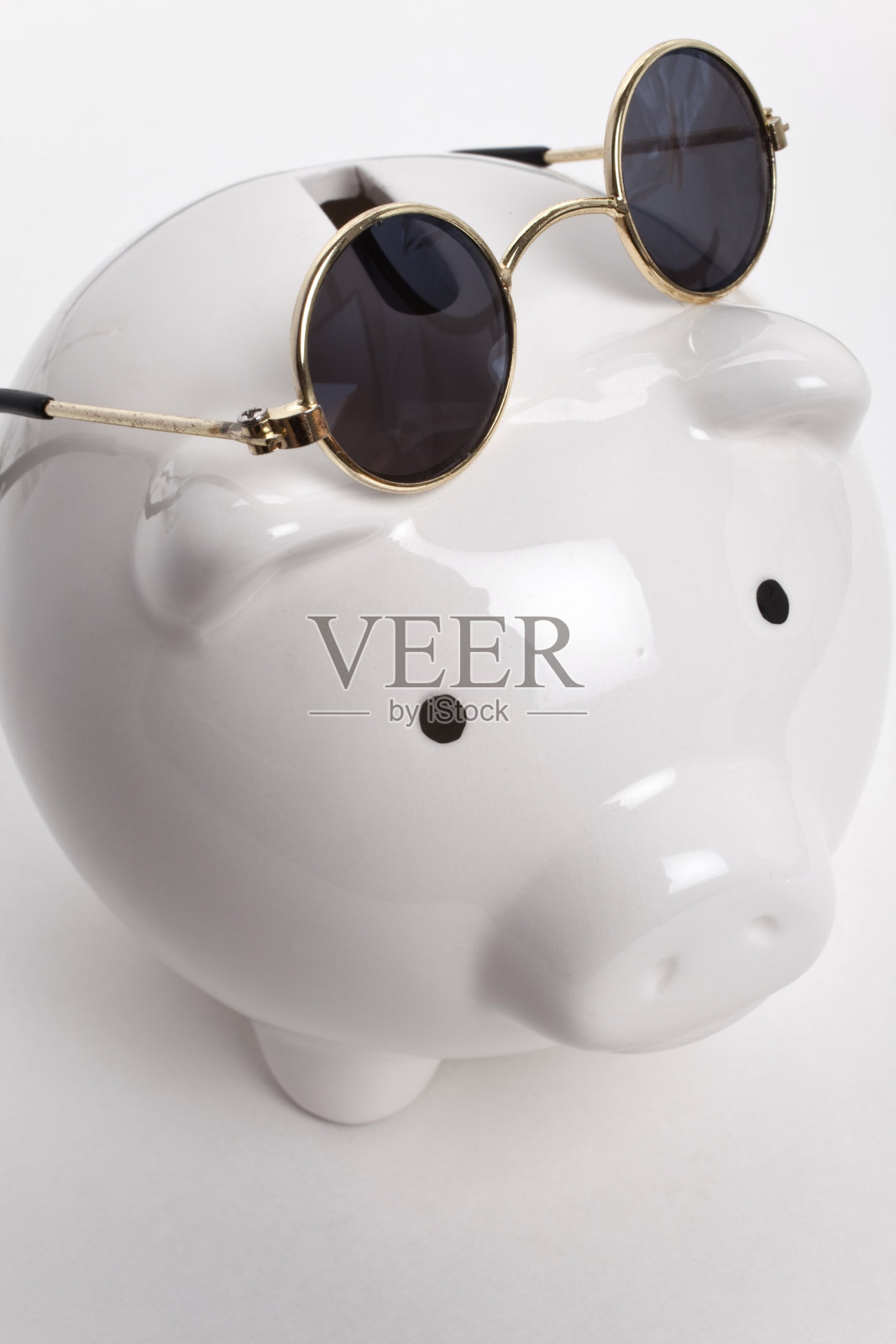 储蓄罐和太阳镜照片摄影图片