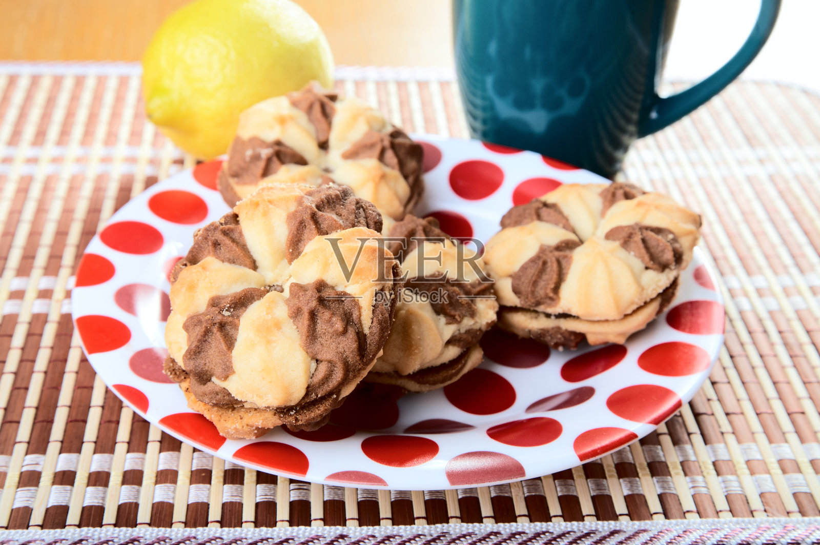 饼干放在装有杯子的盘子里照片摄影图片