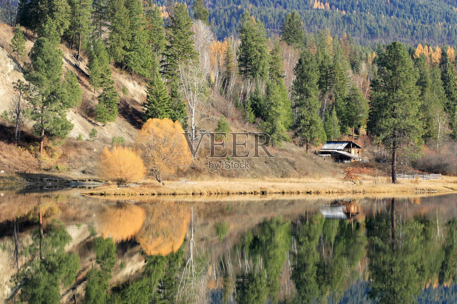 彭德·奥雷耶河上的倒影。照片摄影图片