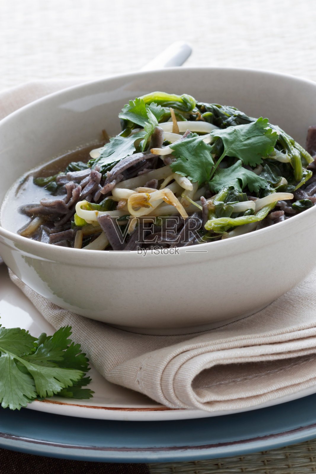 米饭面条汤照片摄影图片