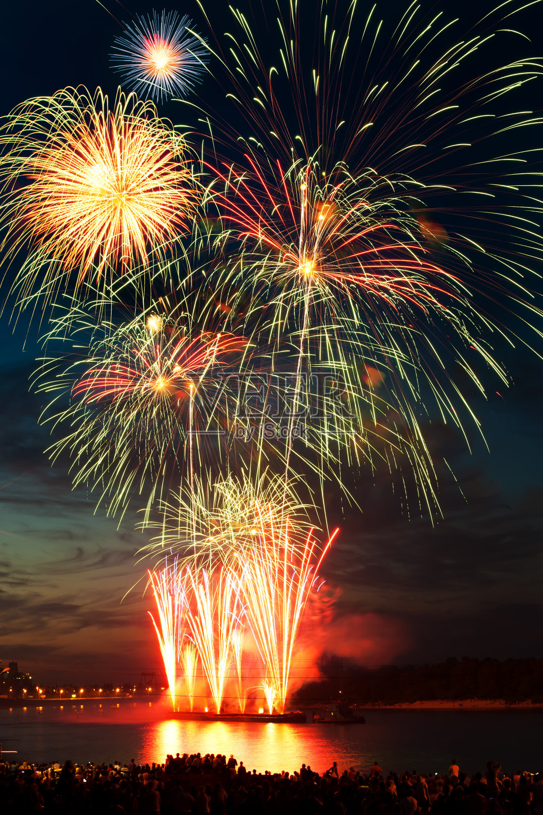 夜空中五彩缤纷的烟花照片摄影图片