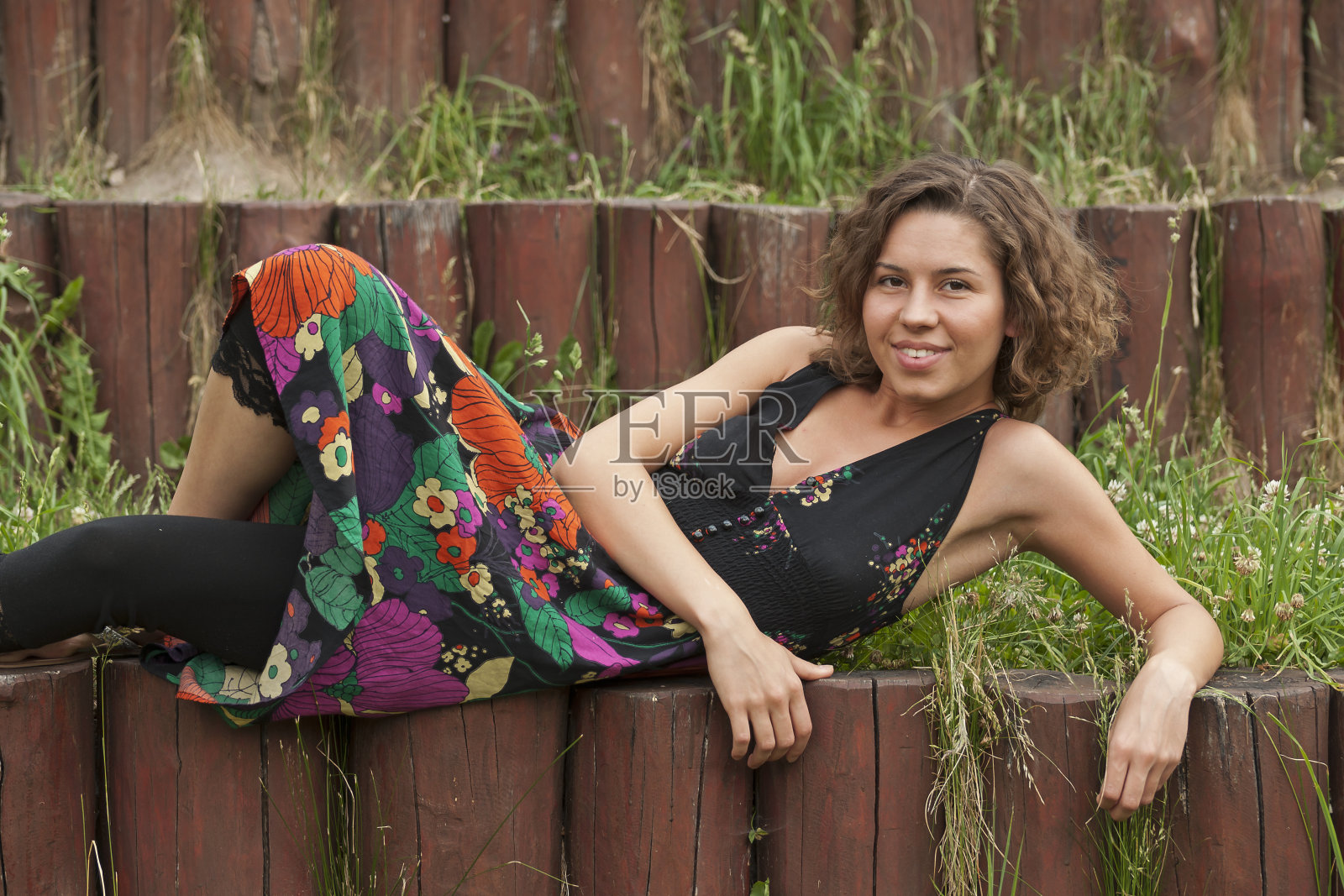 休息的小女孩照片摄影图片