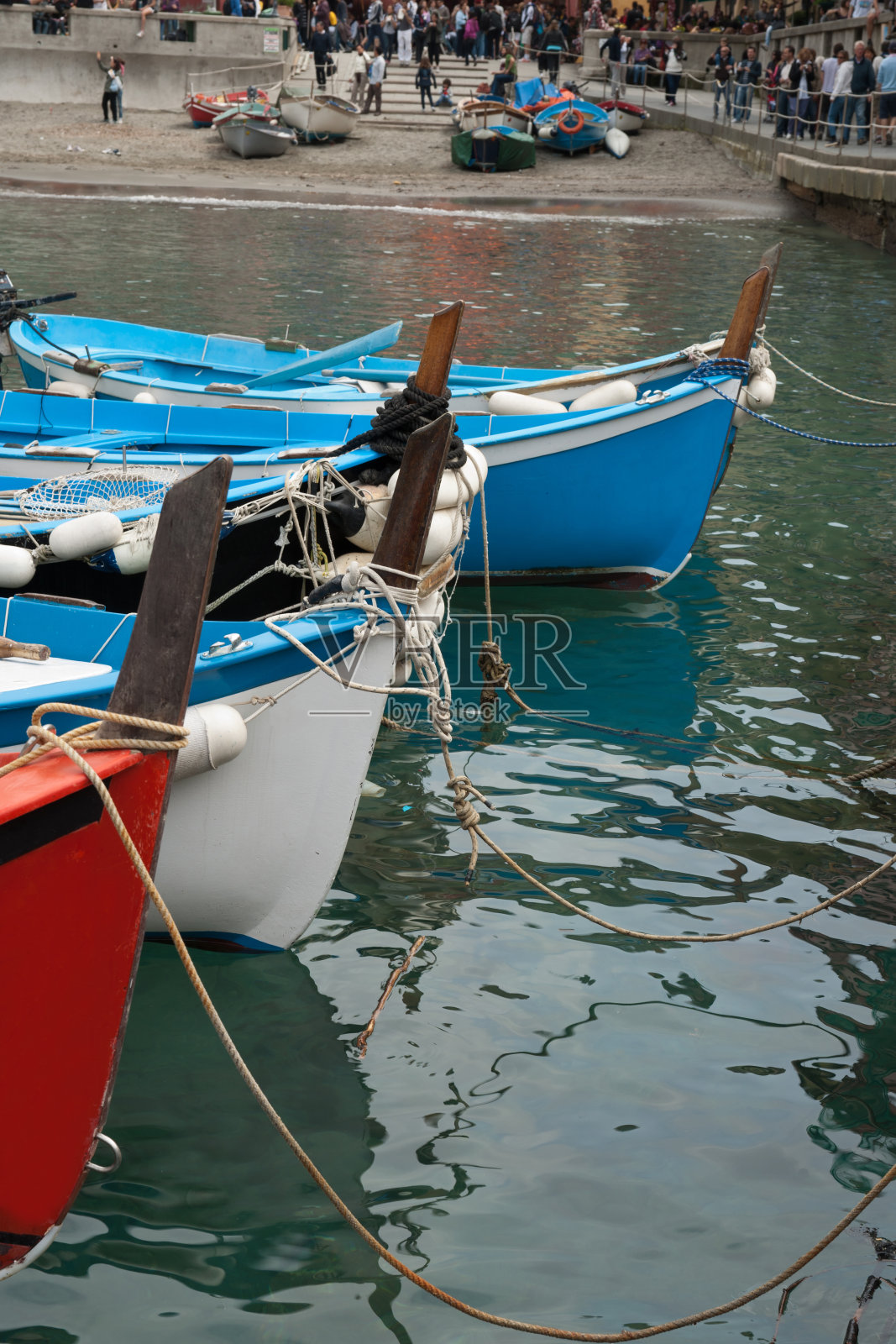 三个传统渔船的船头。照片摄影图片