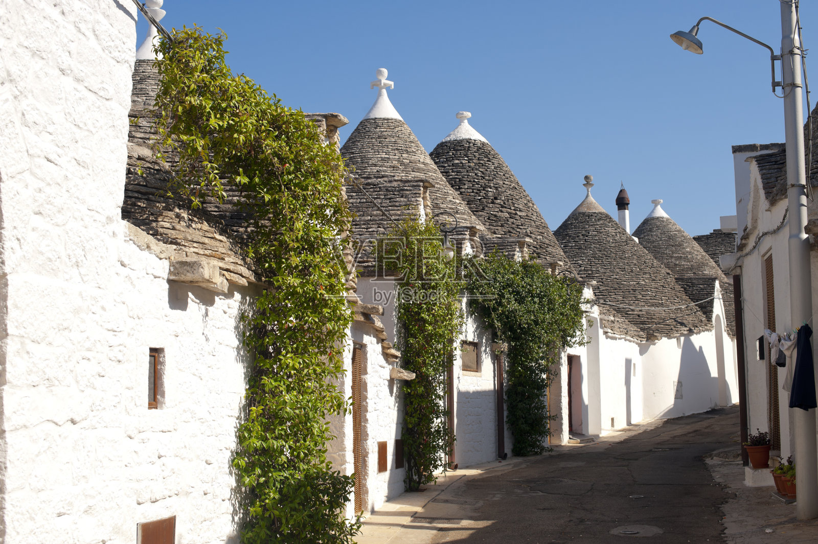 阿尔贝罗贝洛(意大利，普利亚，巴里):特鲁利镇的街道照片摄影图片