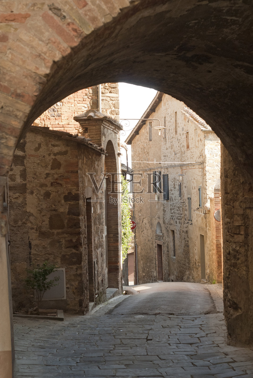 蒙塔尔奇诺(锡耶纳，托斯卡纳，意大利)，古老的典型街道照片摄影图片