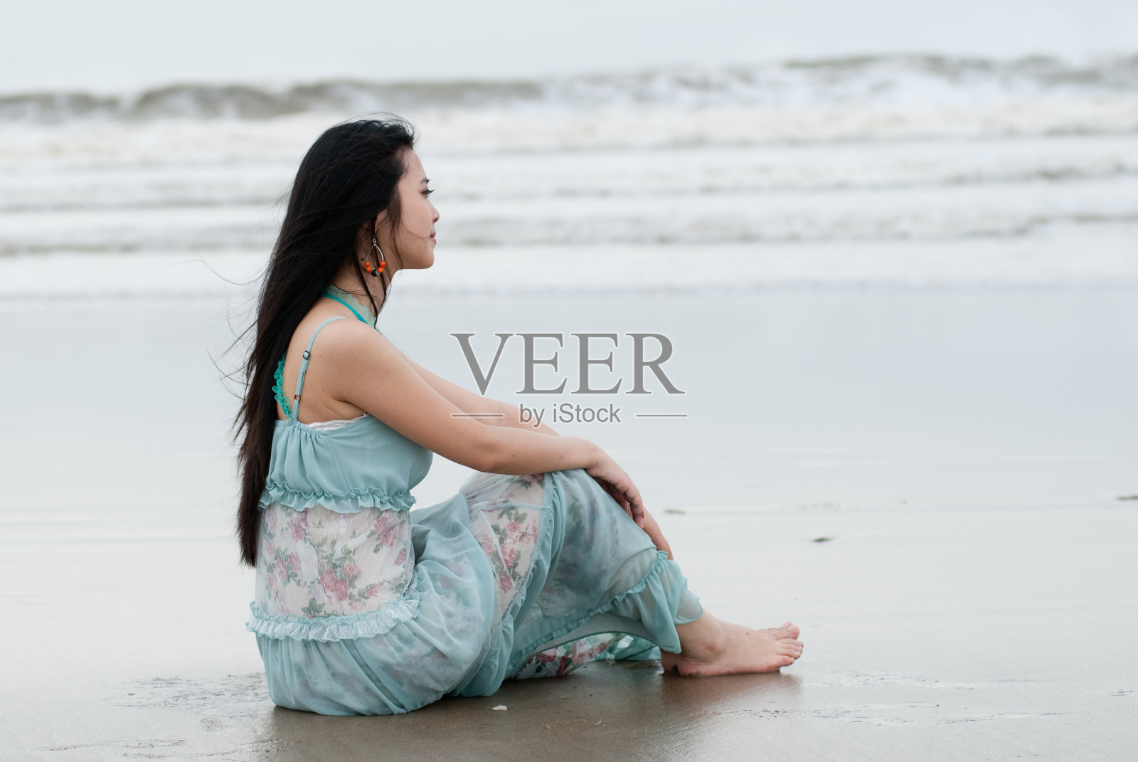 年轻美丽的女孩在海边照片摄影图片