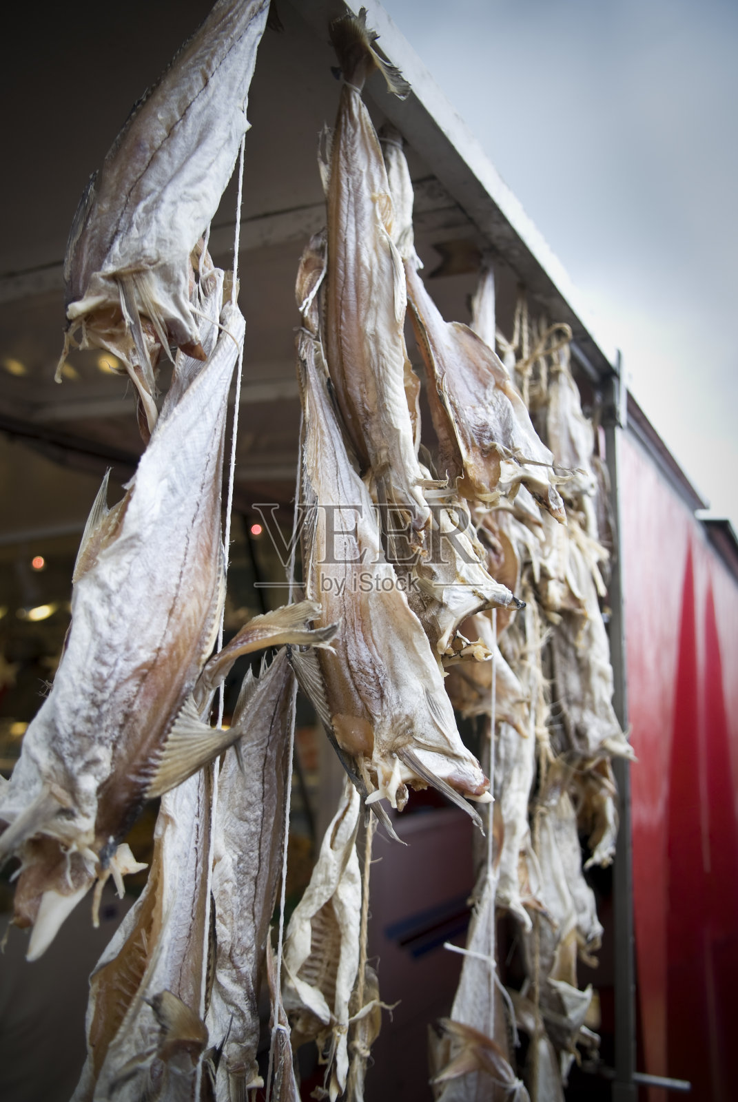 鱼市上，风干咸味的商品挂了下来照片摄影图片