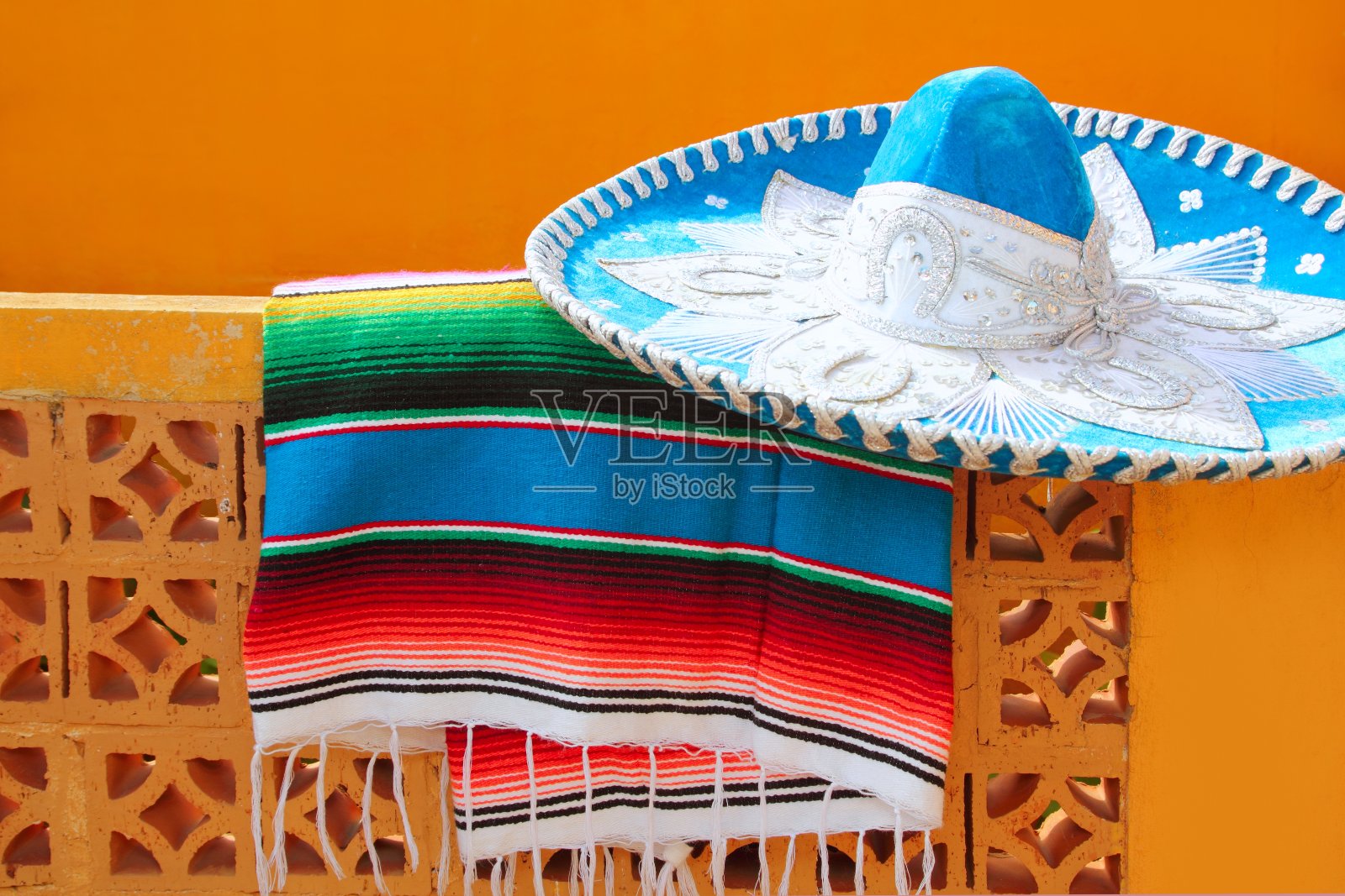 Charro mariachi蓝色墨西哥帽serape雨披照片摄影图片