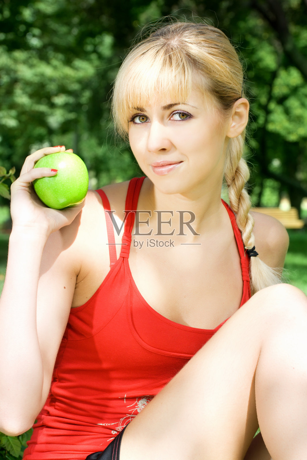 公园里快乐的金发女郎照片摄影图片