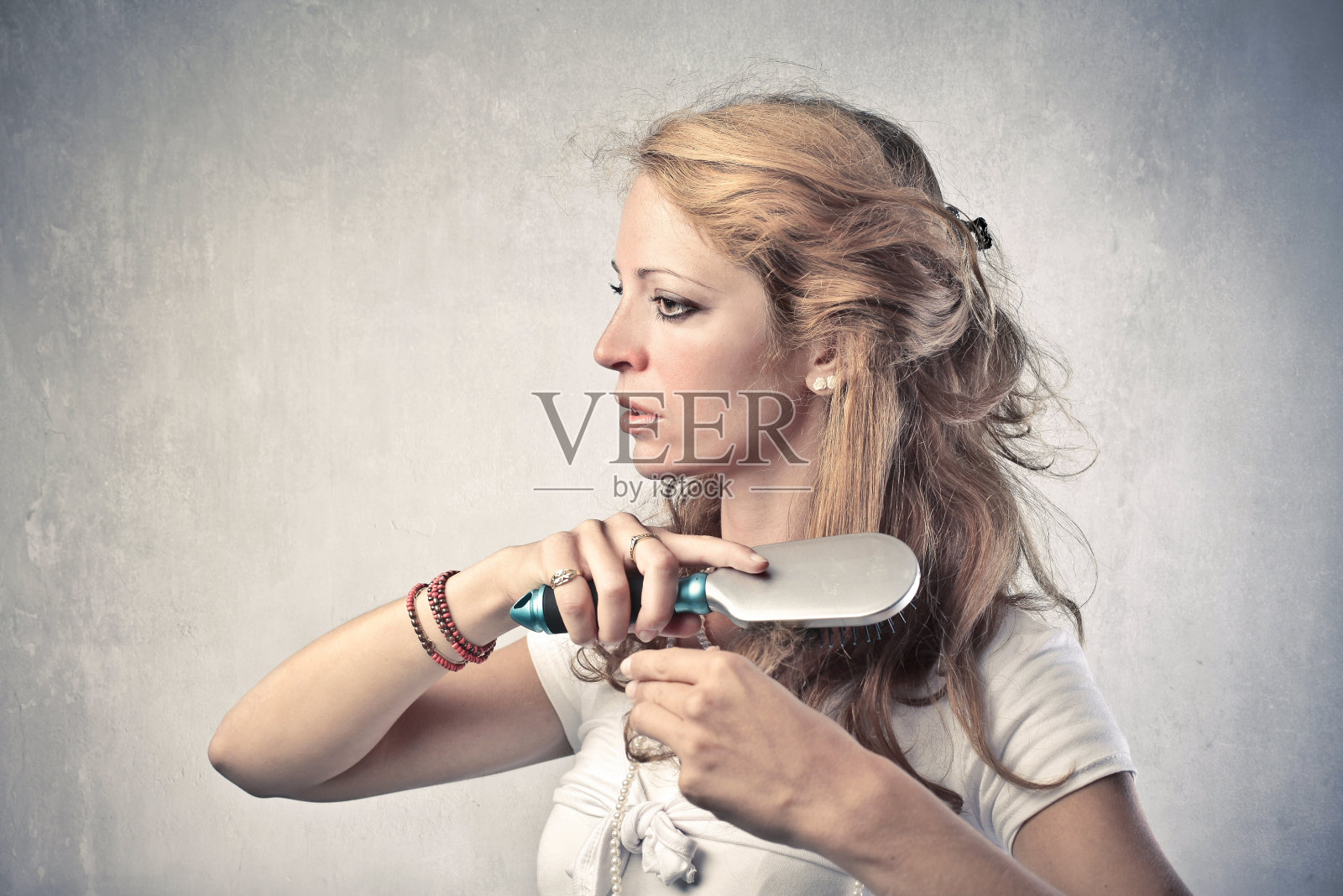 弄头发照片摄影图片