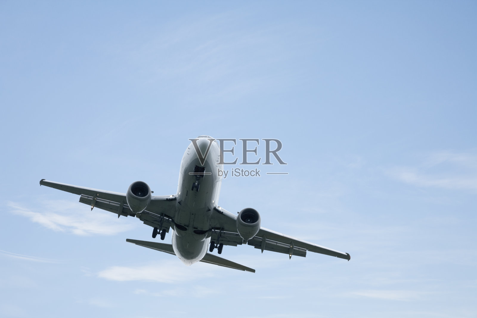 一架喷气式飞机在明亮的夏天平落照片摄影图片