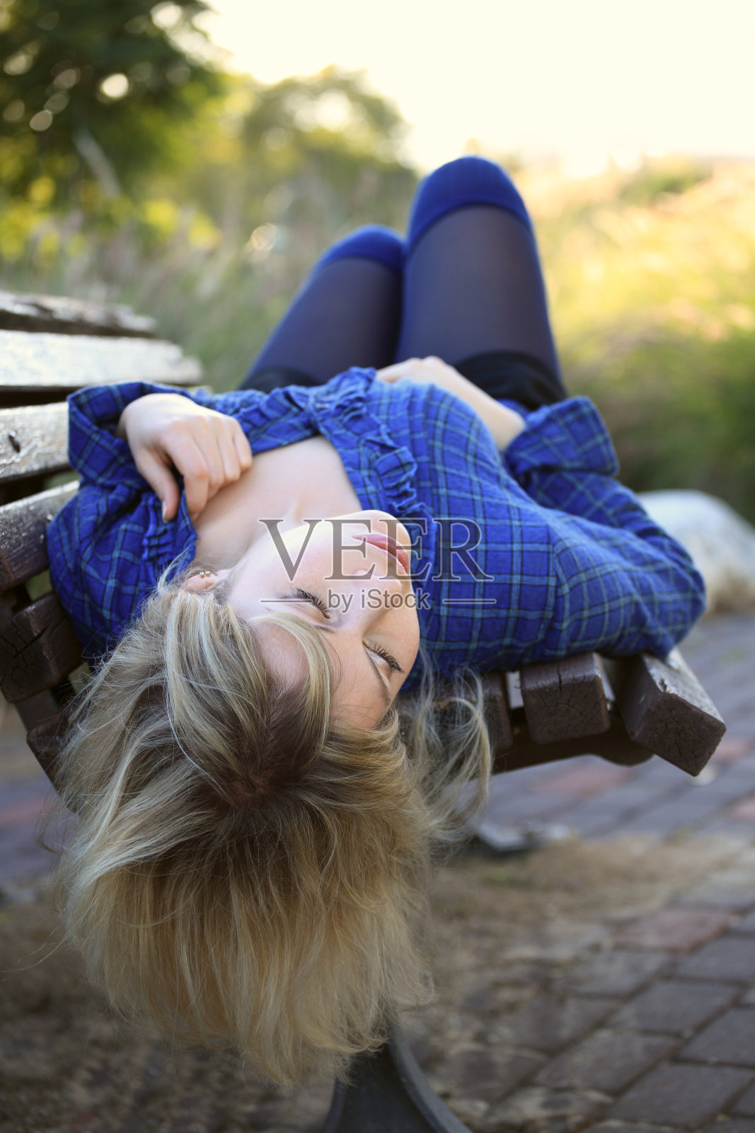 性感的女人躺在长椅上照片摄影图片