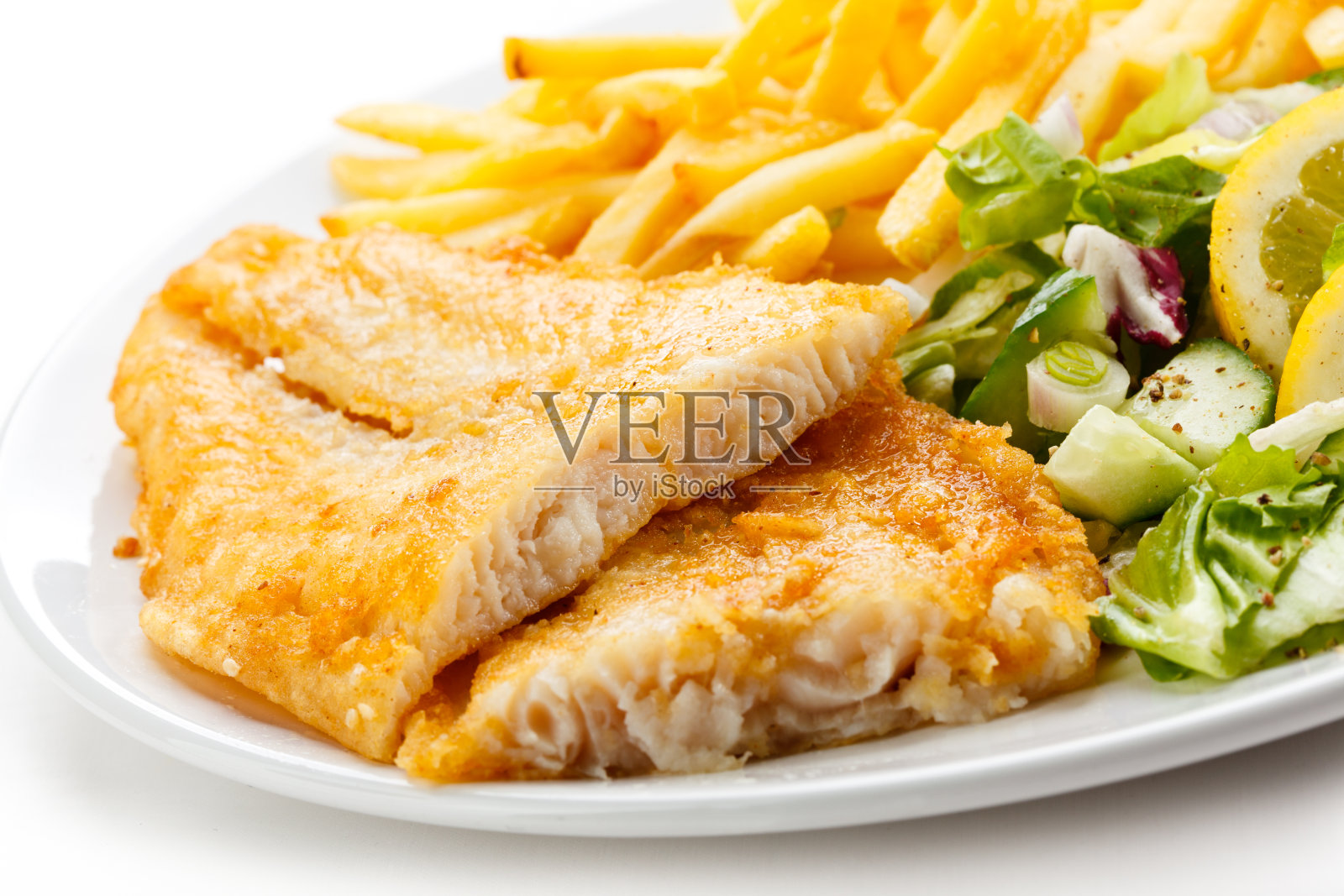 炸鳕鱼，炸薯条和蔬菜照片摄影图片