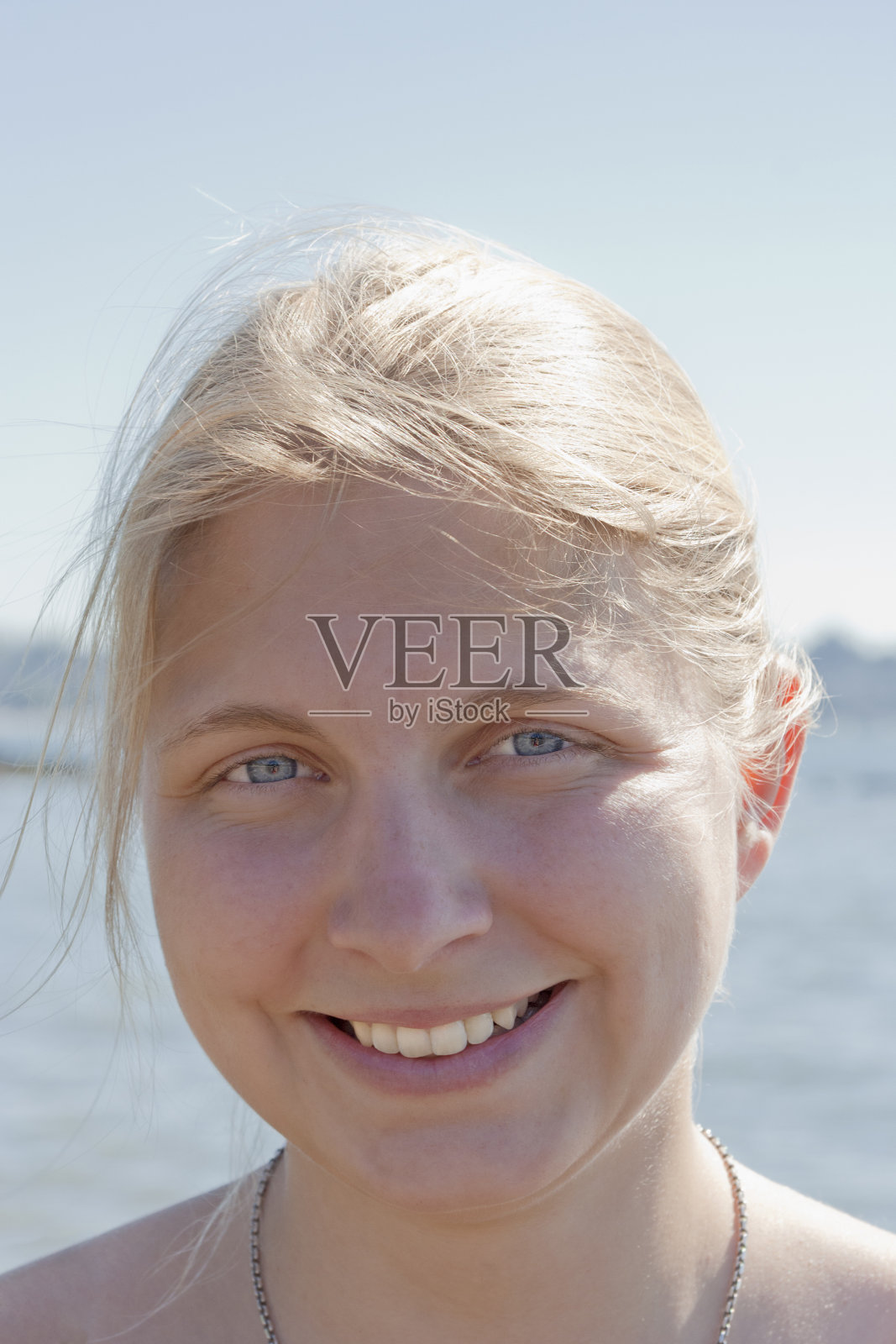 年轻女子肖像在海照片摄影图片