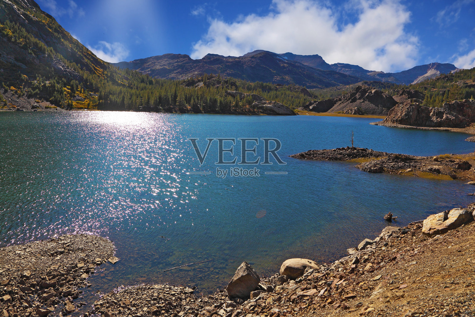 太阳正午。约塞米蒂国家公园碧波粼粼的湖水照片摄影图片