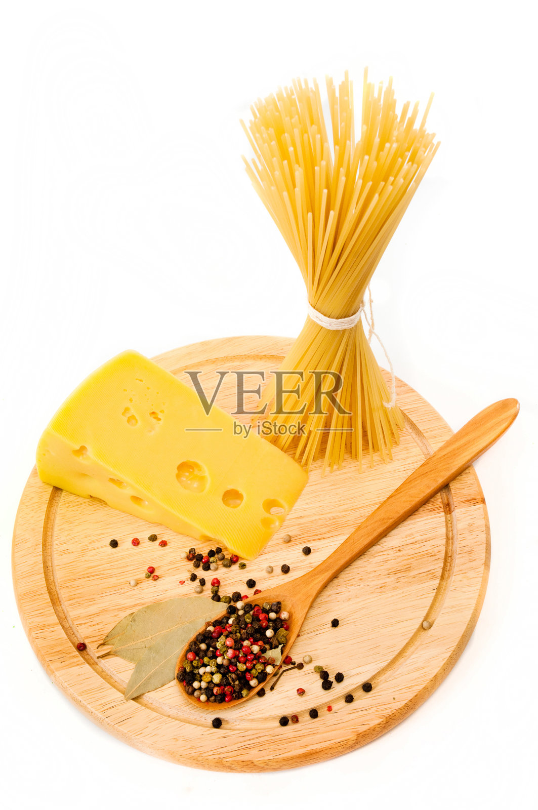 意大利面加奶酪和香料照片摄影图片