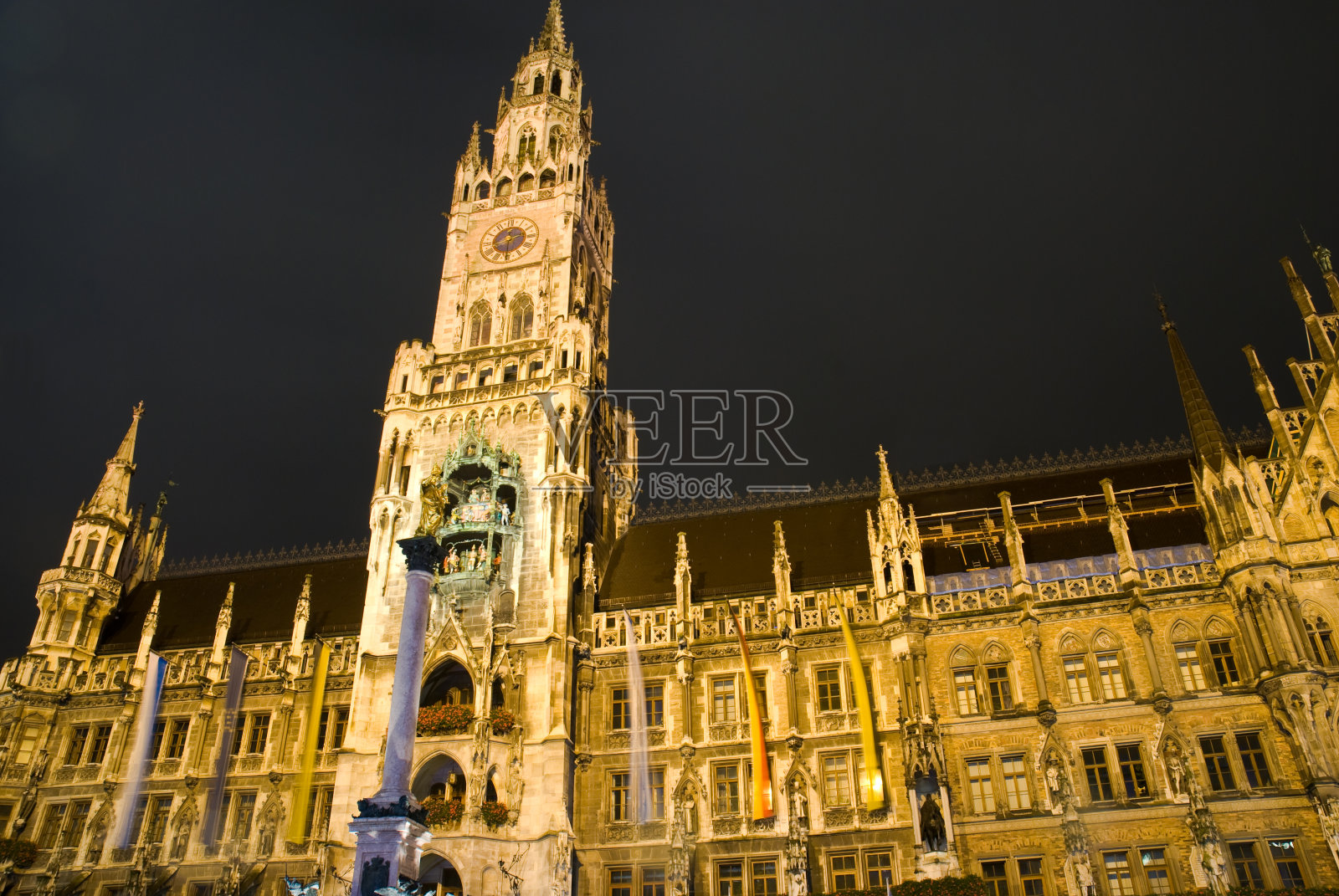 晚上在慕尼黑市政厅照片摄影图片