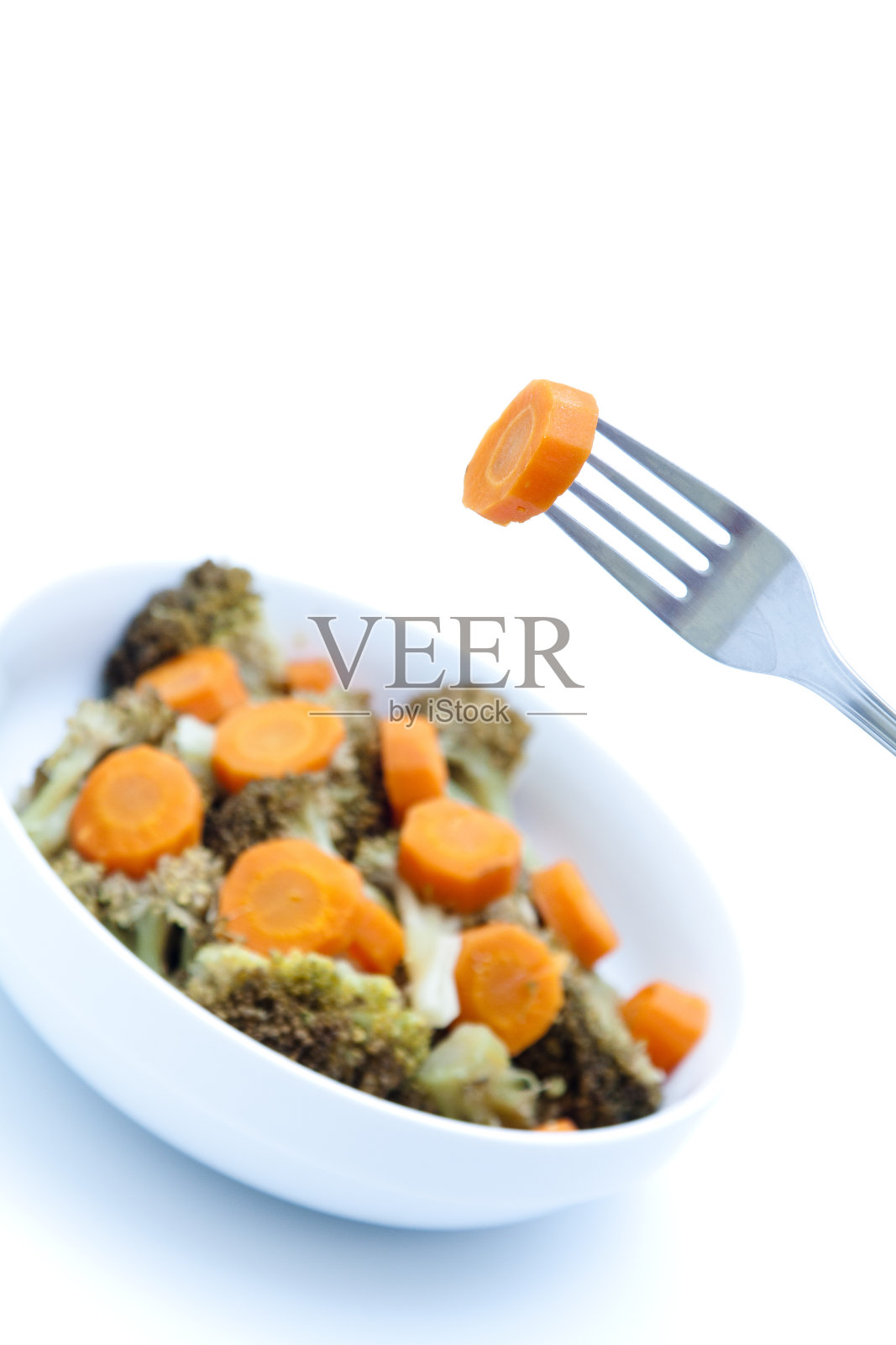 一盘西兰花和胡萝卜照片摄影图片