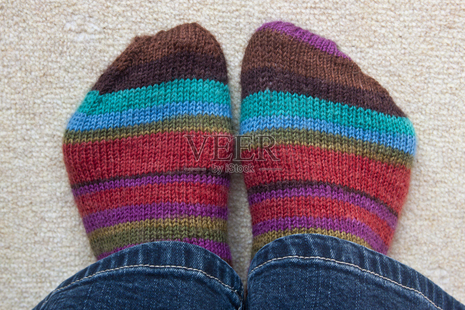 脚在手编织条纹袜照片摄影图片