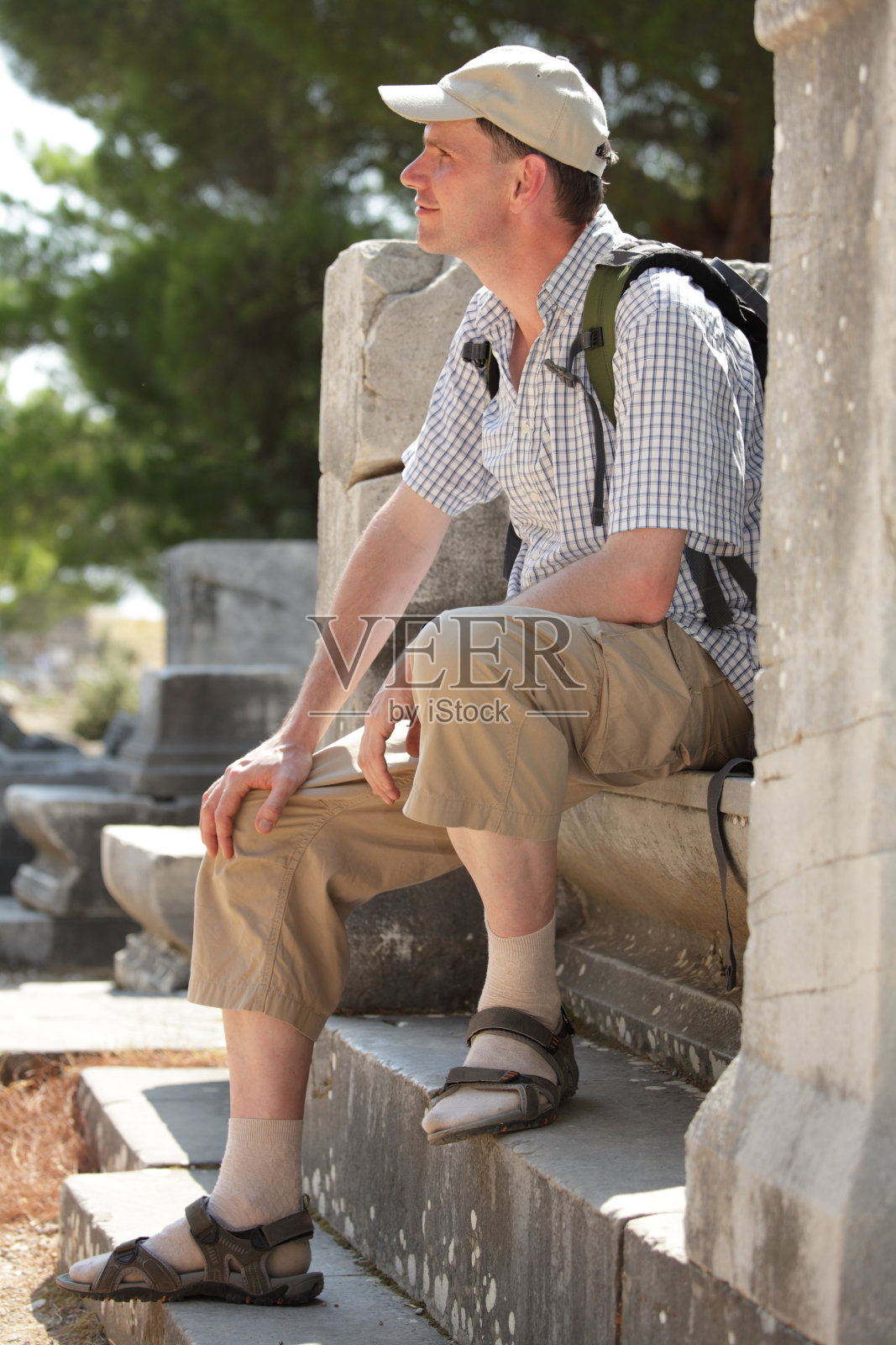 参观古代遗迹的游客照片摄影图片