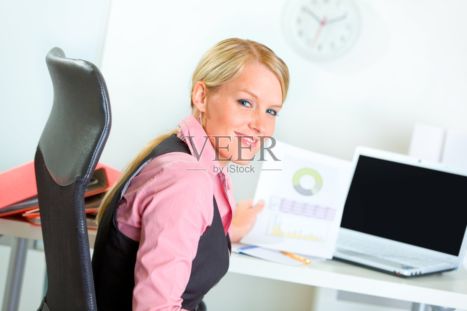 微笑的商业妇女在工作场所的肖像照片摄影图片