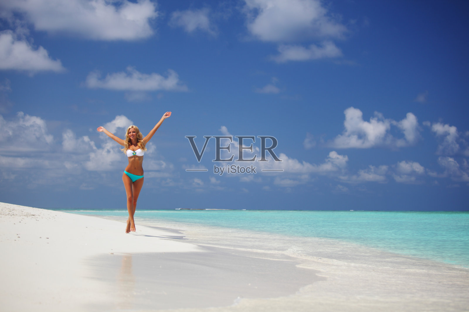 快乐热带女孩跑照片摄影图片