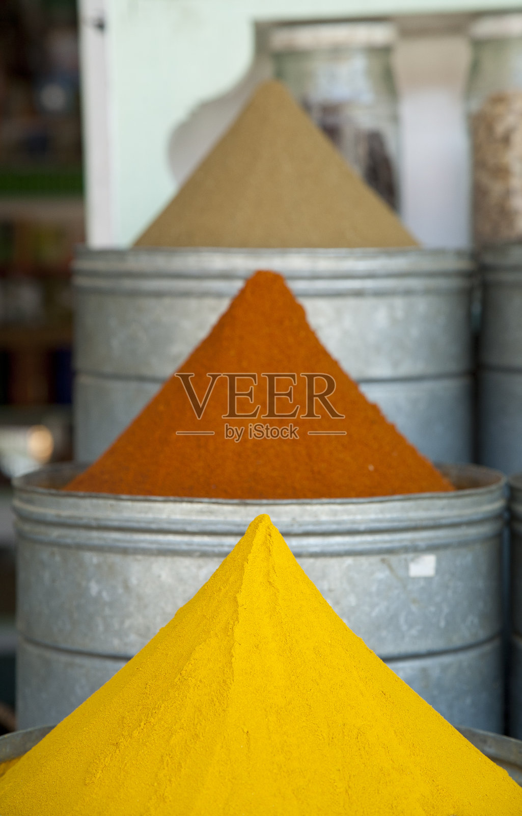 在摩洛哥马拉喀什的露天市场，装有香料的锡罐。照片摄影图片