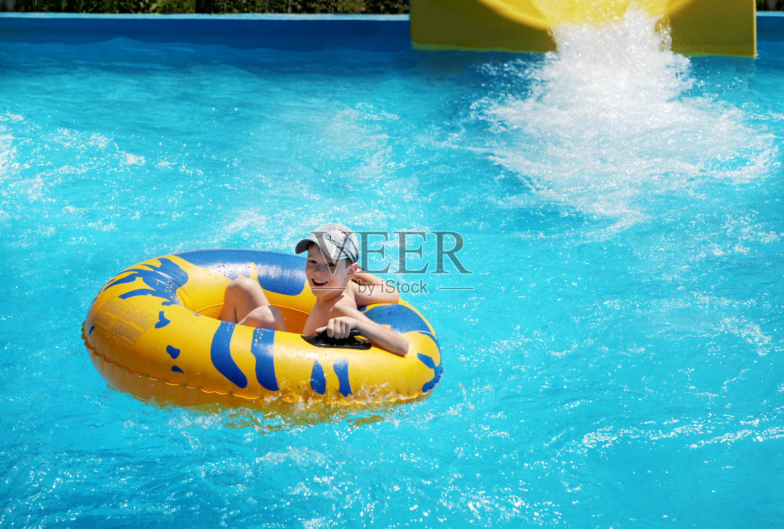 充气碟上的男孩照片摄影图片