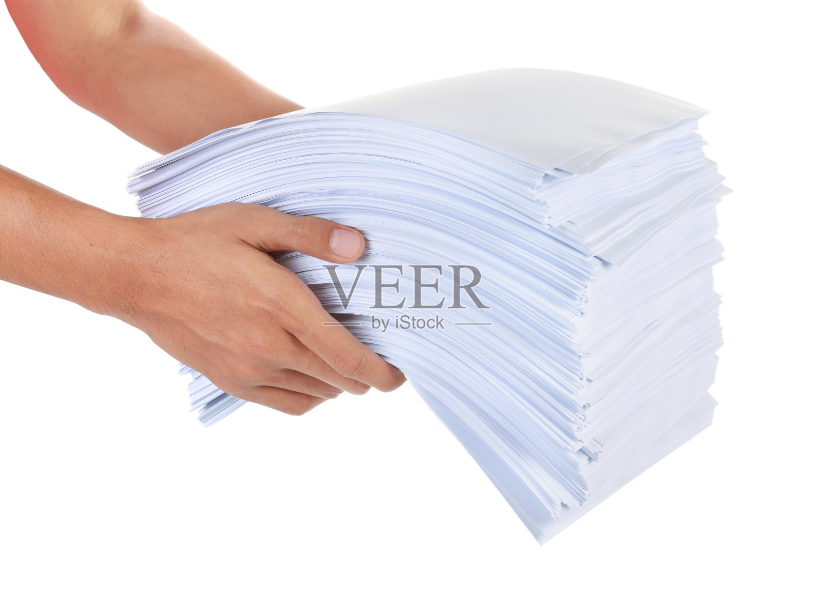 手里拿着一叠纸照片摄影图片