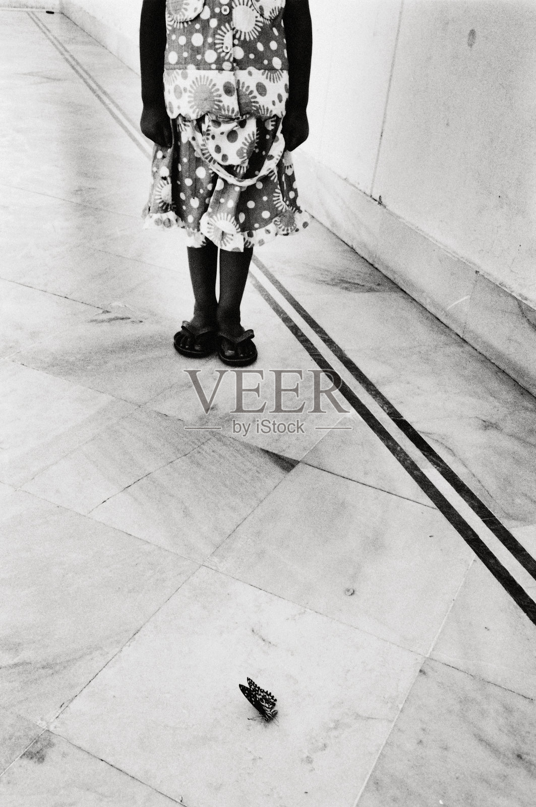 孩子和蝴蝶照片摄影图片