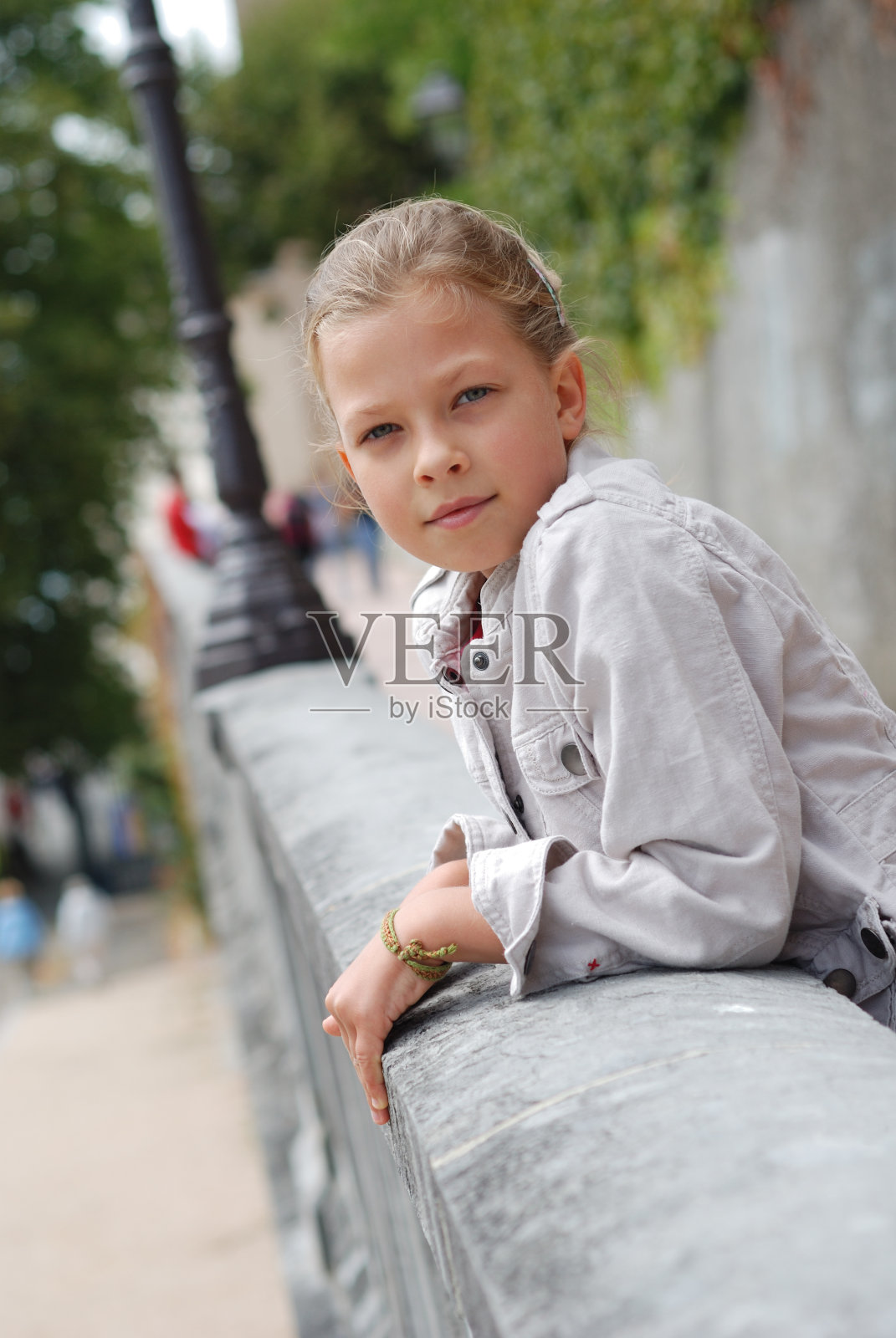 公园里的小女孩。照片摄影图片