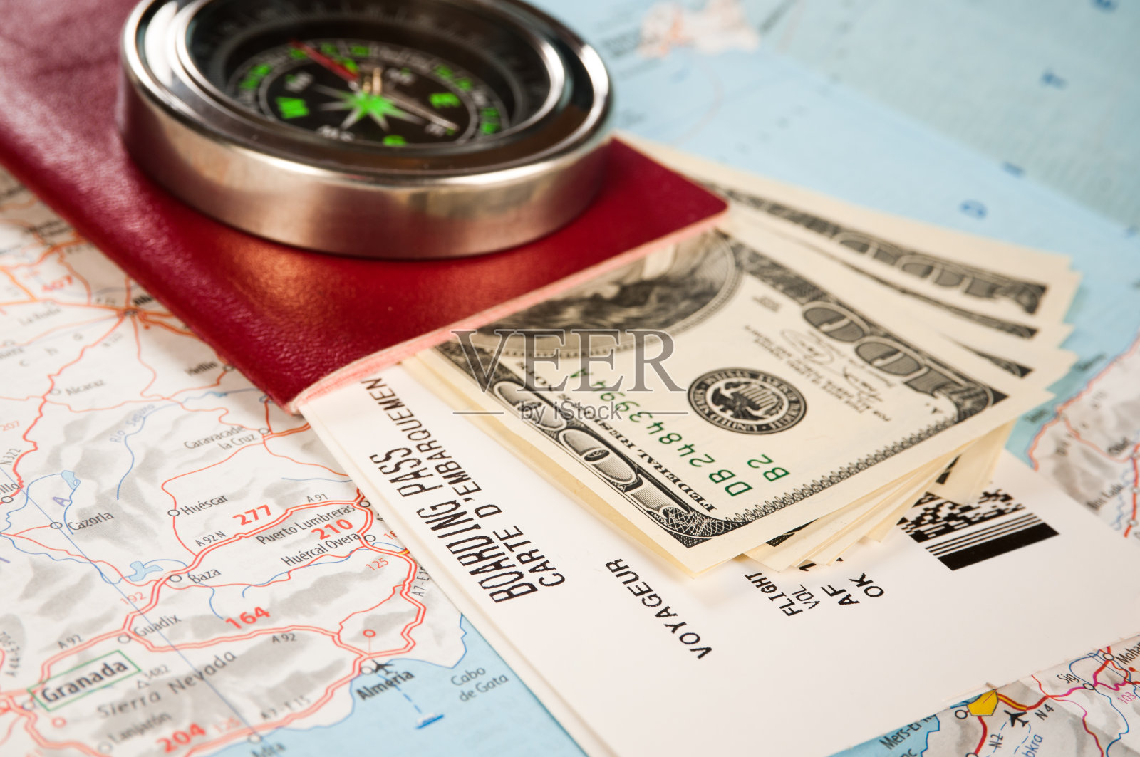 指南针，钱和带登机牌的护照照片摄影图片