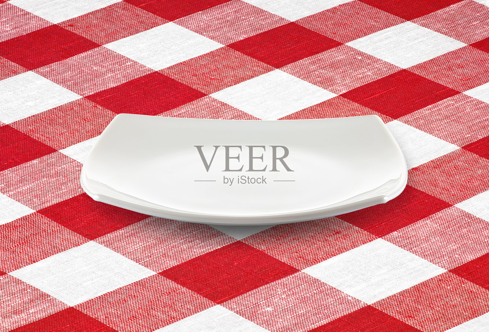 红色格子布桌布上的白色方形空盘子照片摄影图片