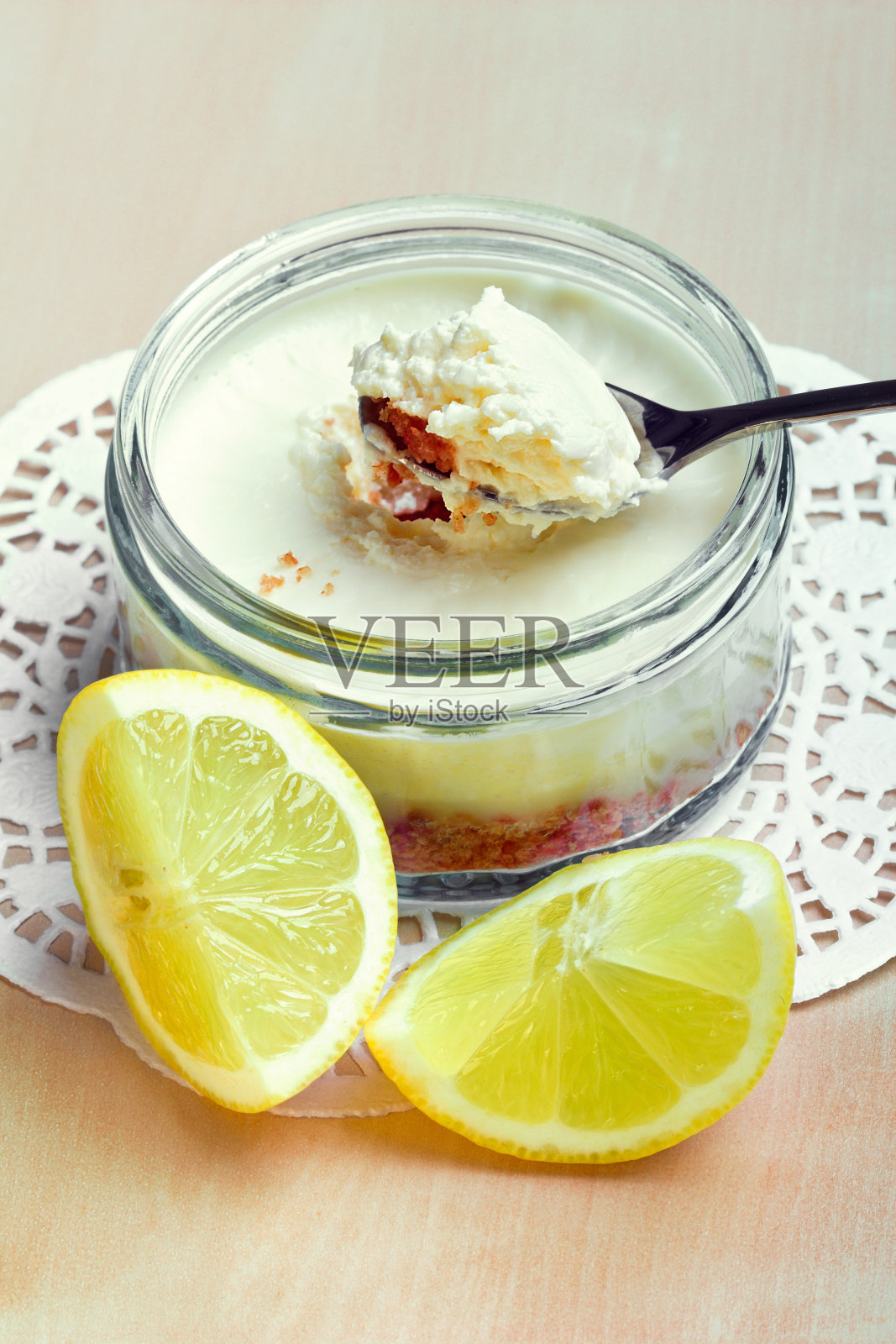 玻璃罐里的柠檬芝士蛋糕，特写镜头照片摄影图片