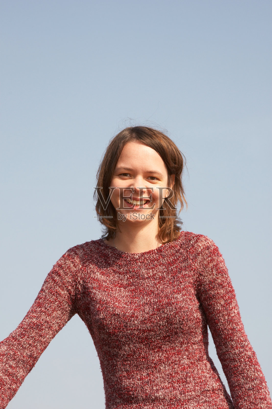 微笑的少女蓝天背景照片摄影图片