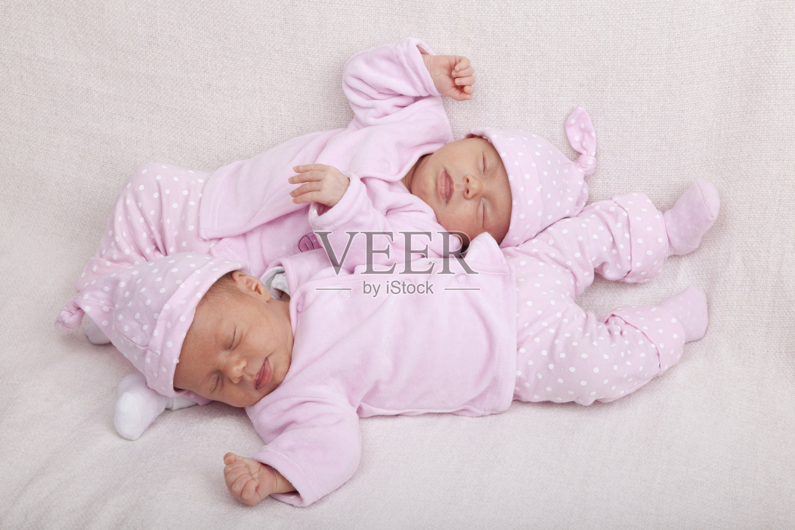 同卵双胞胎女婴照片摄影图片