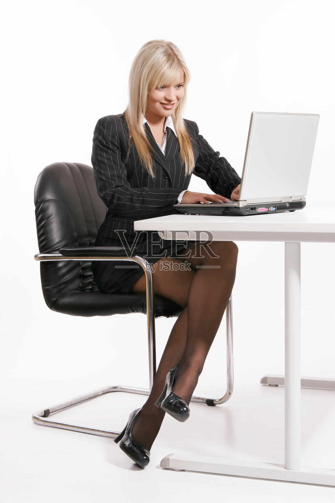 用笔记本电脑工作的年轻女商人照片摄影图片