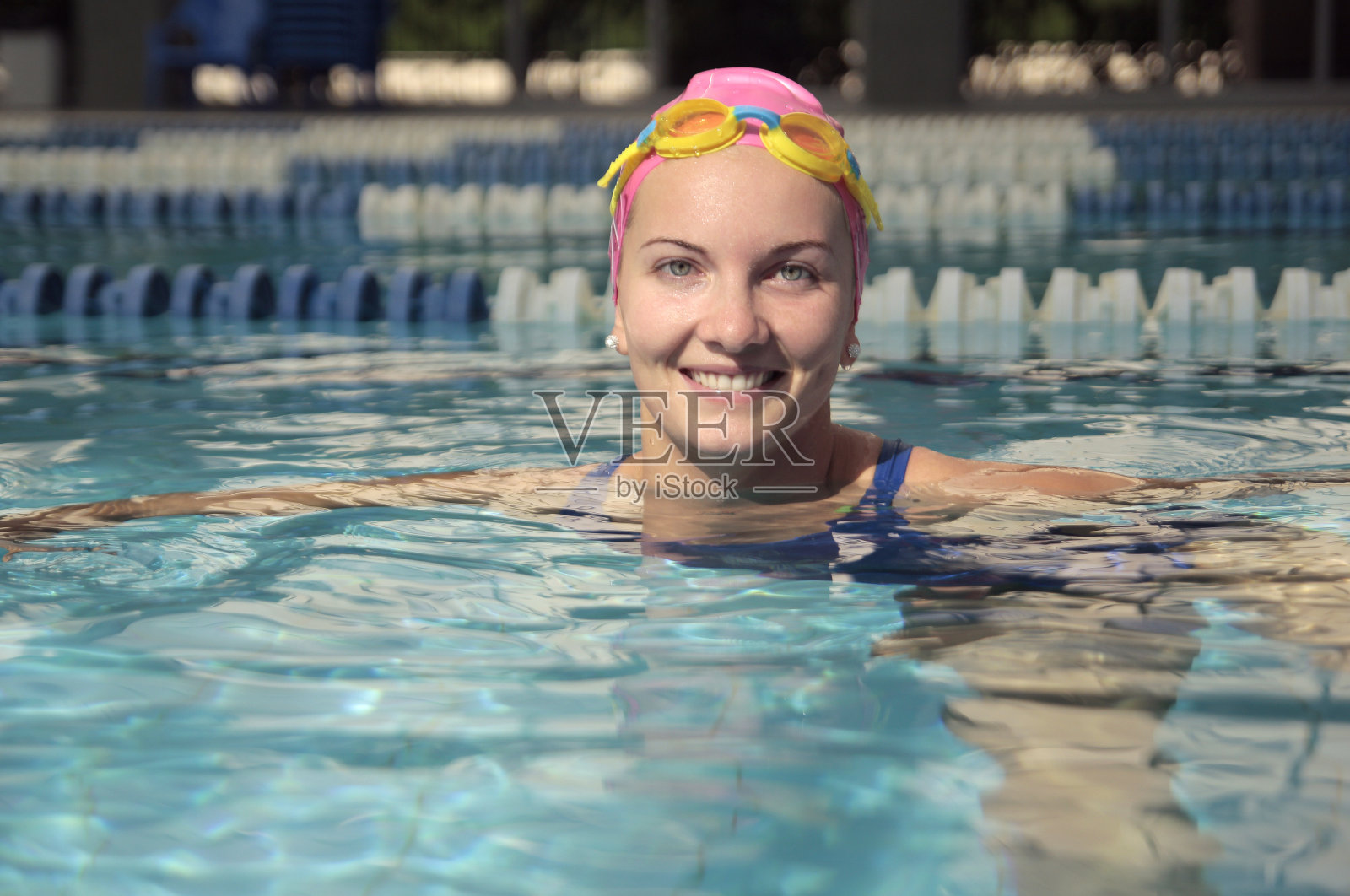 女微笑的游泳运动员照片摄影图片