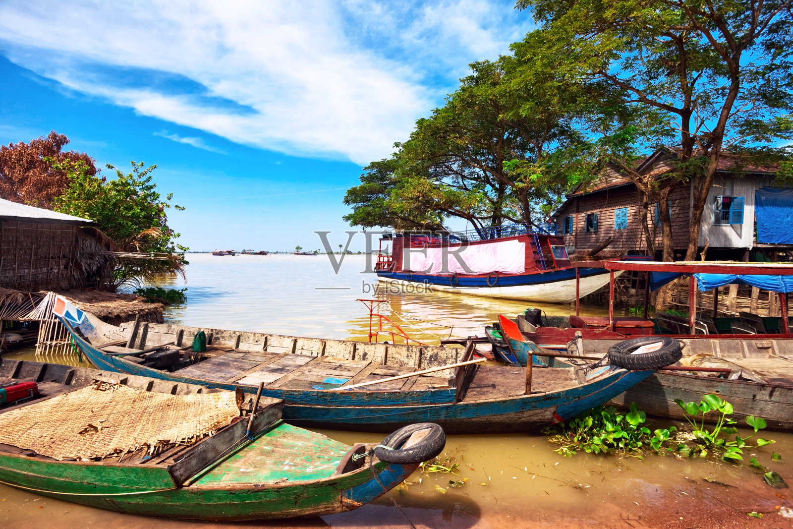 湖中的小船照片摄影图片