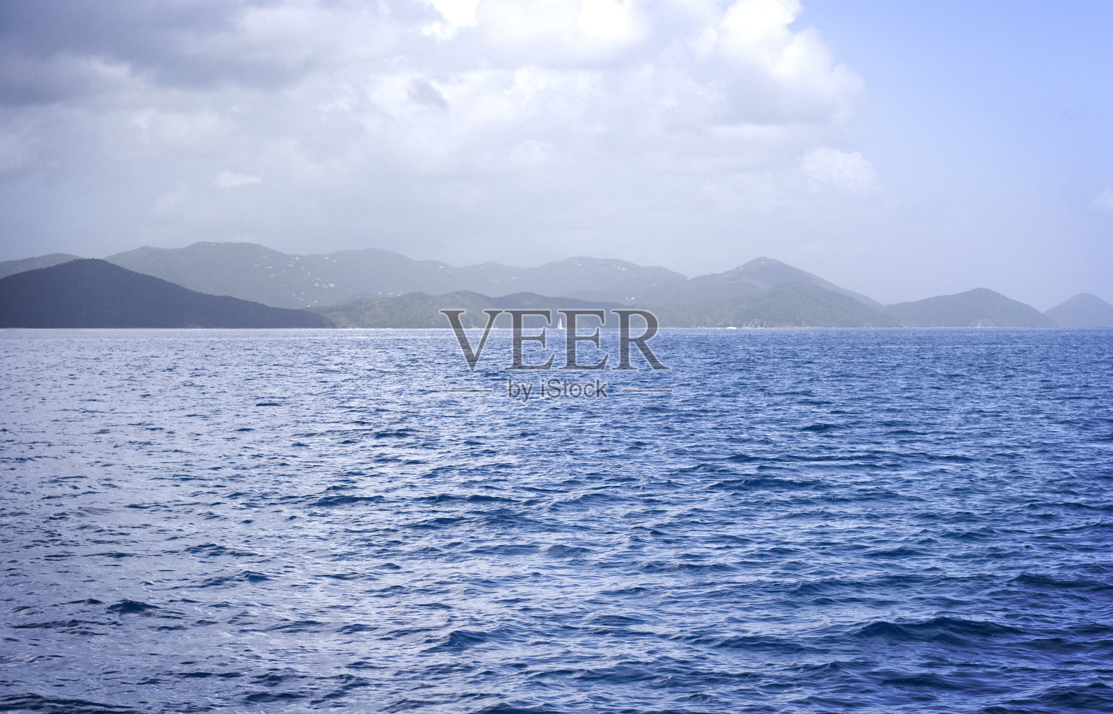 英属维尔京群岛的海和山照片摄影图片