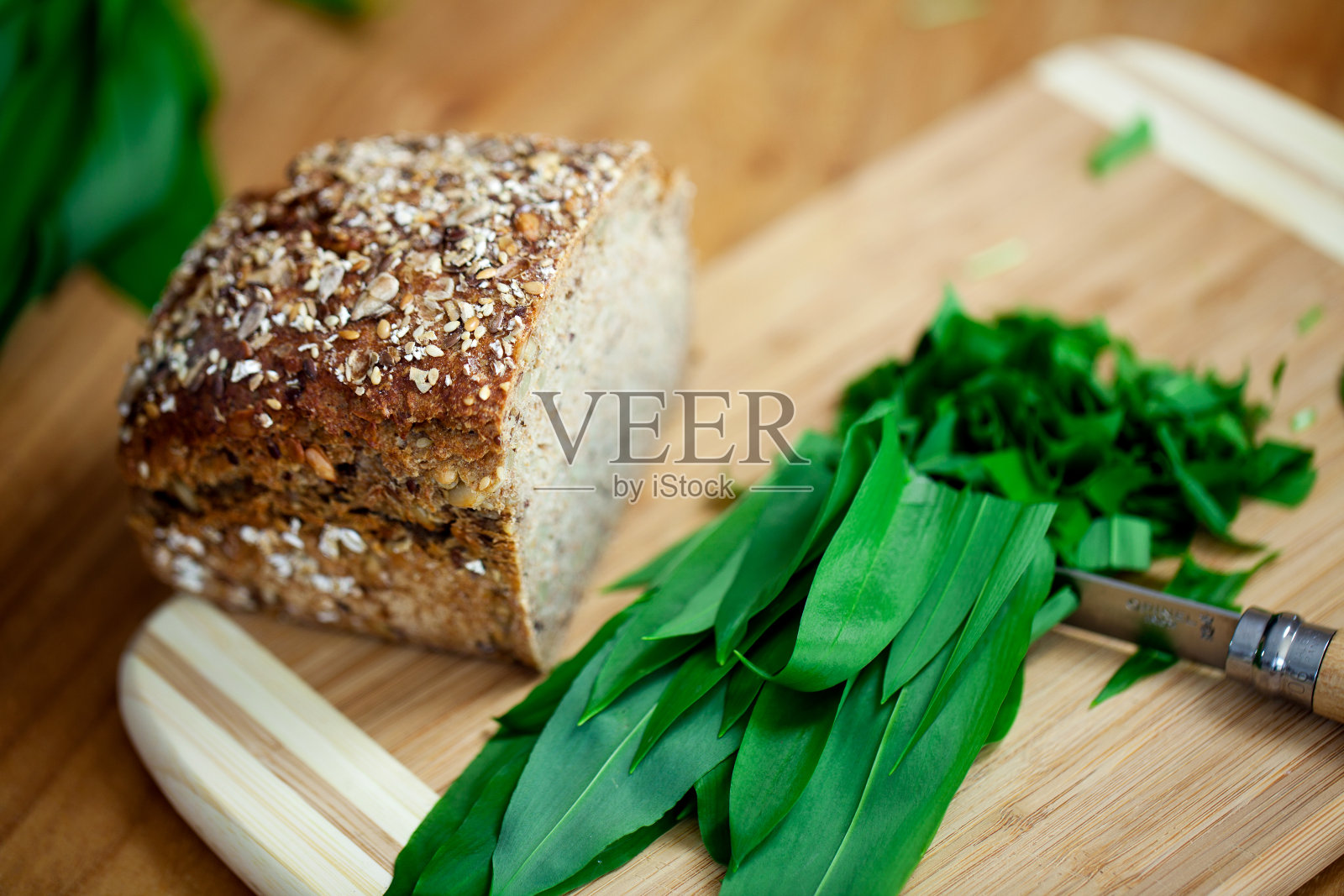 新鲜的野生大蒜配面包照片摄影图片