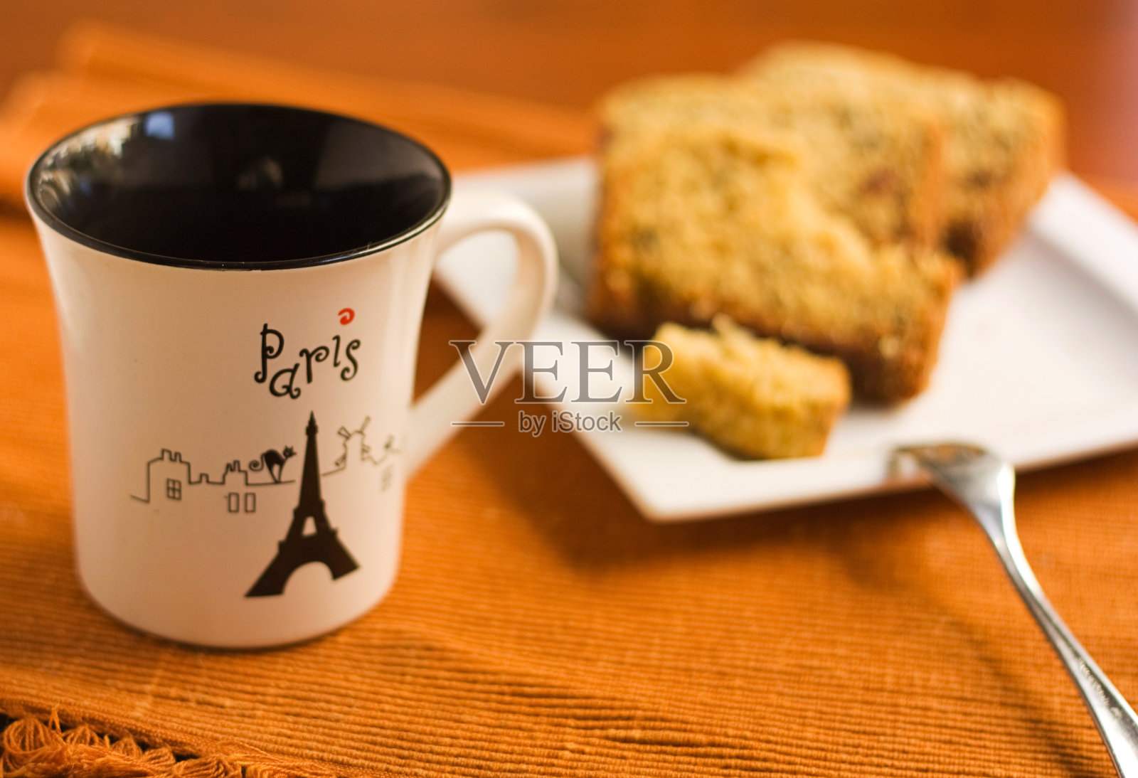 白色的杯子和盘子上的蛋糕。照片摄影图片