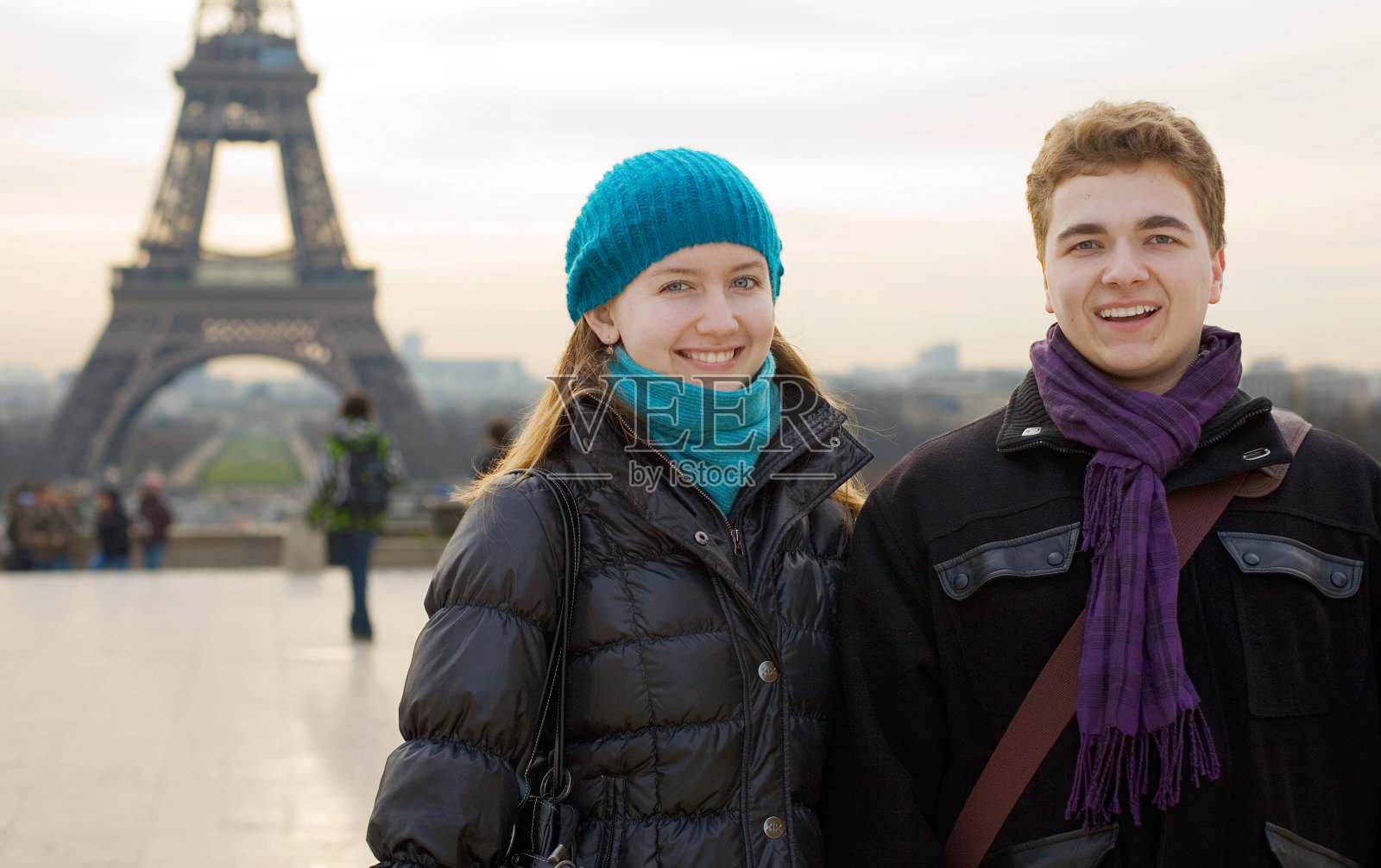 一对幸福的微笑情侣在巴黎埃菲尔铁塔附近照片摄影图片