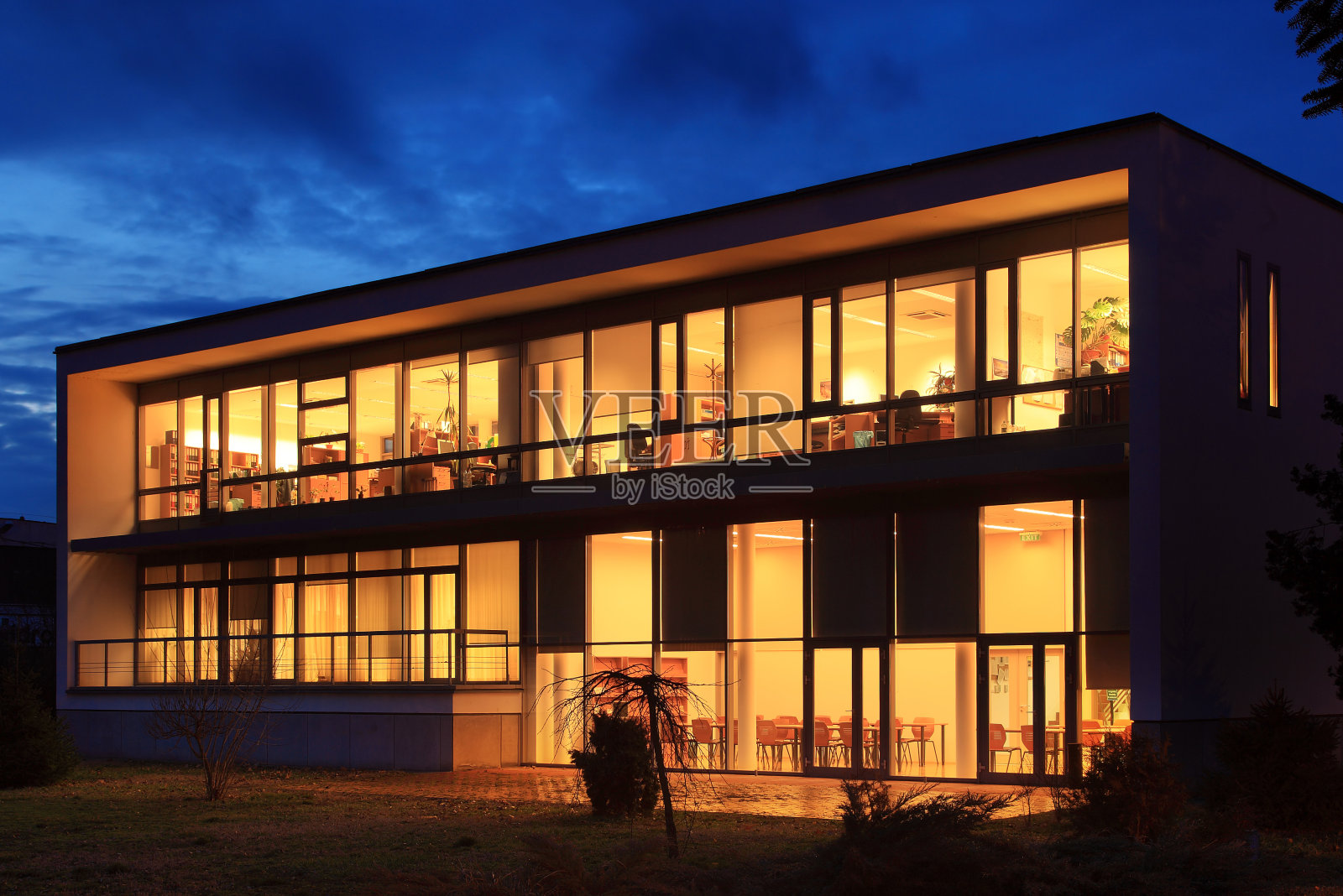 办公大楼夜间照片摄影图片